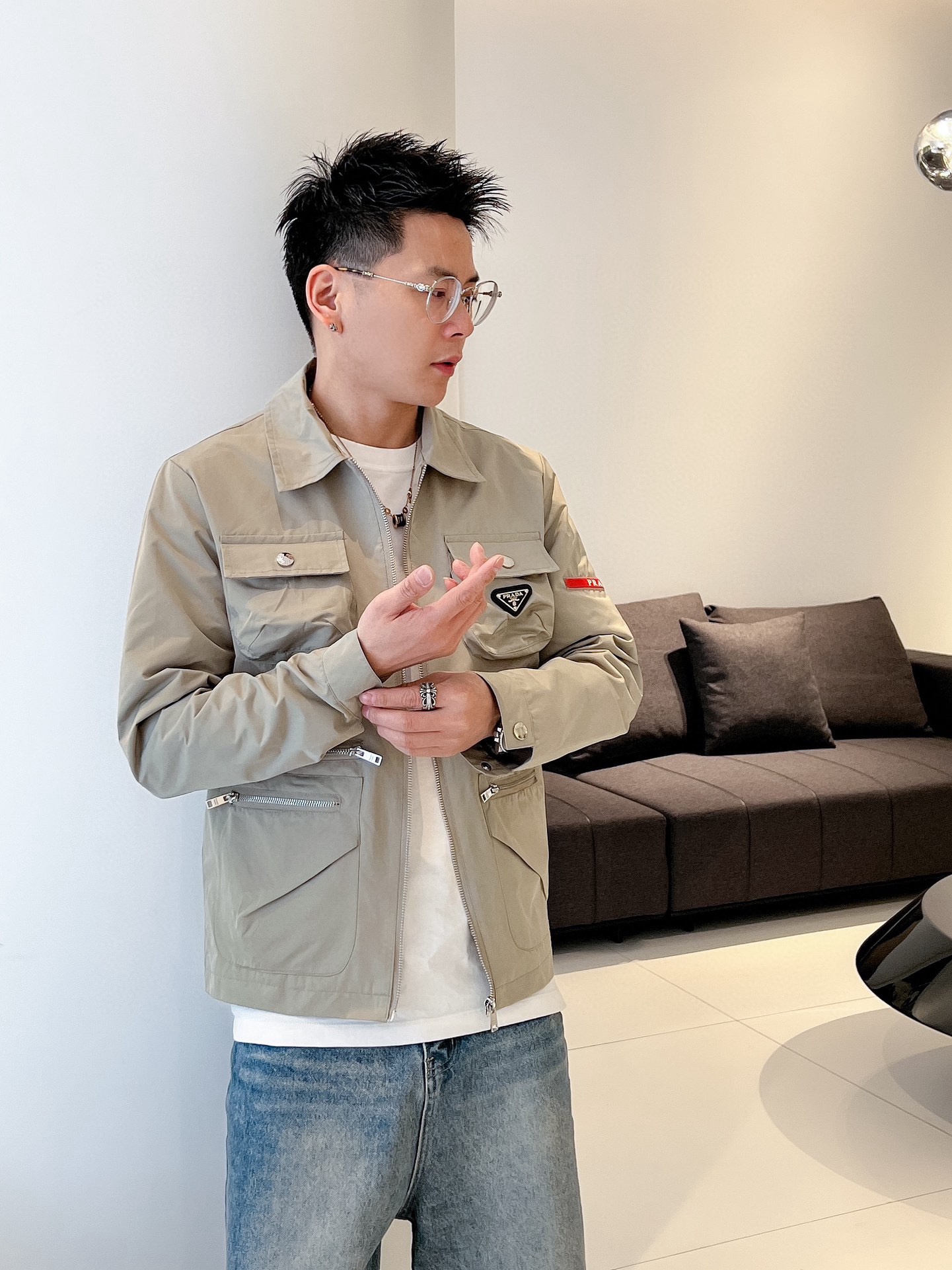 NO:530458,The same style on Prada official website, complete three standards, released in advance. 2025ss autumn new men's jacket, double-sided original single three standards, high-end version, customized counter fabric, breathable and comfortable, impeccable details, brand element design concept, reflect high quality. The feel is delicate and soft, presents casual cut, and the upper body style is superb. The number of sizes M~3XL, maximum wear 195 catties, prada, jackets & coats, jackets & coats, alexander wang19860909普拉达官网同款,三标齐全,提前发售 2025ss秋季新款男士夹克外套,双面穿原单三标齐全高端版本 专柜定制面料 透气舒适度高,细节无可挑剔,品牌元素设计理念,体现高品质.手感细腻柔软 呈现休闲裁剪,上身版型超赞 码数M～3XL,最大穿195斤,,prada,jackets & coats,jackets & coats,alexander wang,Men's clothing