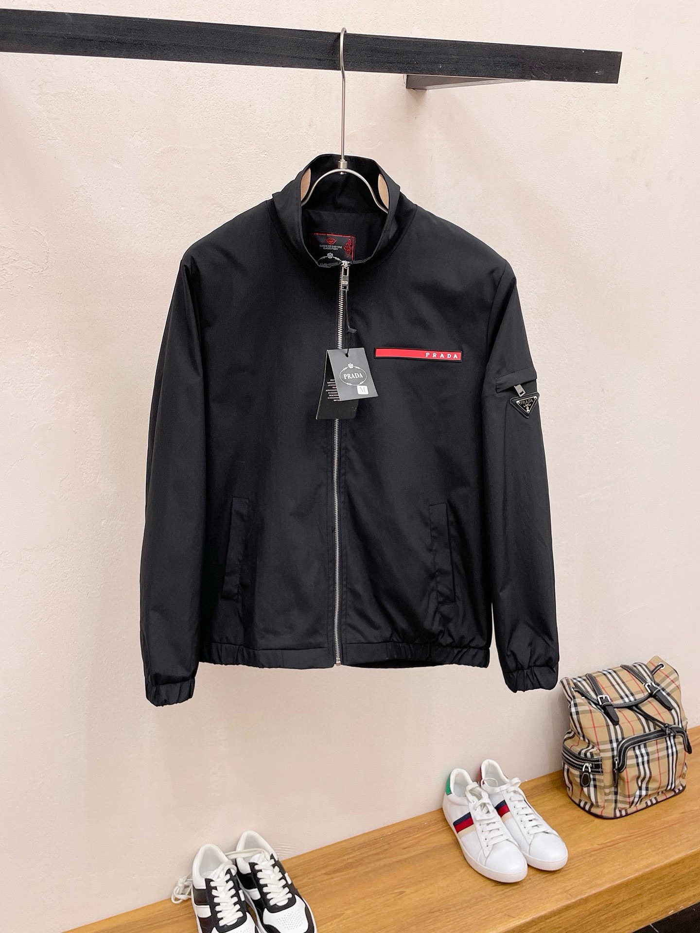 NO:522957,The same model on Prada’s official website, released in advance!  2025 spring new men's jacket, original single three-standard full high-end version!  With hidden hat, customized fabric for counter, high breathability and comfort, impeccable details, brand element design concept, reflecting high quality. The feel is delicate and soft!  It is casually cut, with a great upper body style!  The number of code M~3XL, the maximum wear is 195 catties.,,prada, jackets & coats, jackets & coats,hats,alexander wang19860909普拉达官网同款,提前发售！2025春季新款男士夹克外套,原单三标齐全高端版本！带隐藏帽,专柜定制面料 透气舒适度高,细节无可挑剔,品牌元素设计理念,体现高品质.手感细腻柔软！呈现休闲裁剪,上身版型超赞！码数M～3XL,最大穿195斤.,,prada,jackets & coats,jackets & coats,hats,alexander wang,Men's clothing