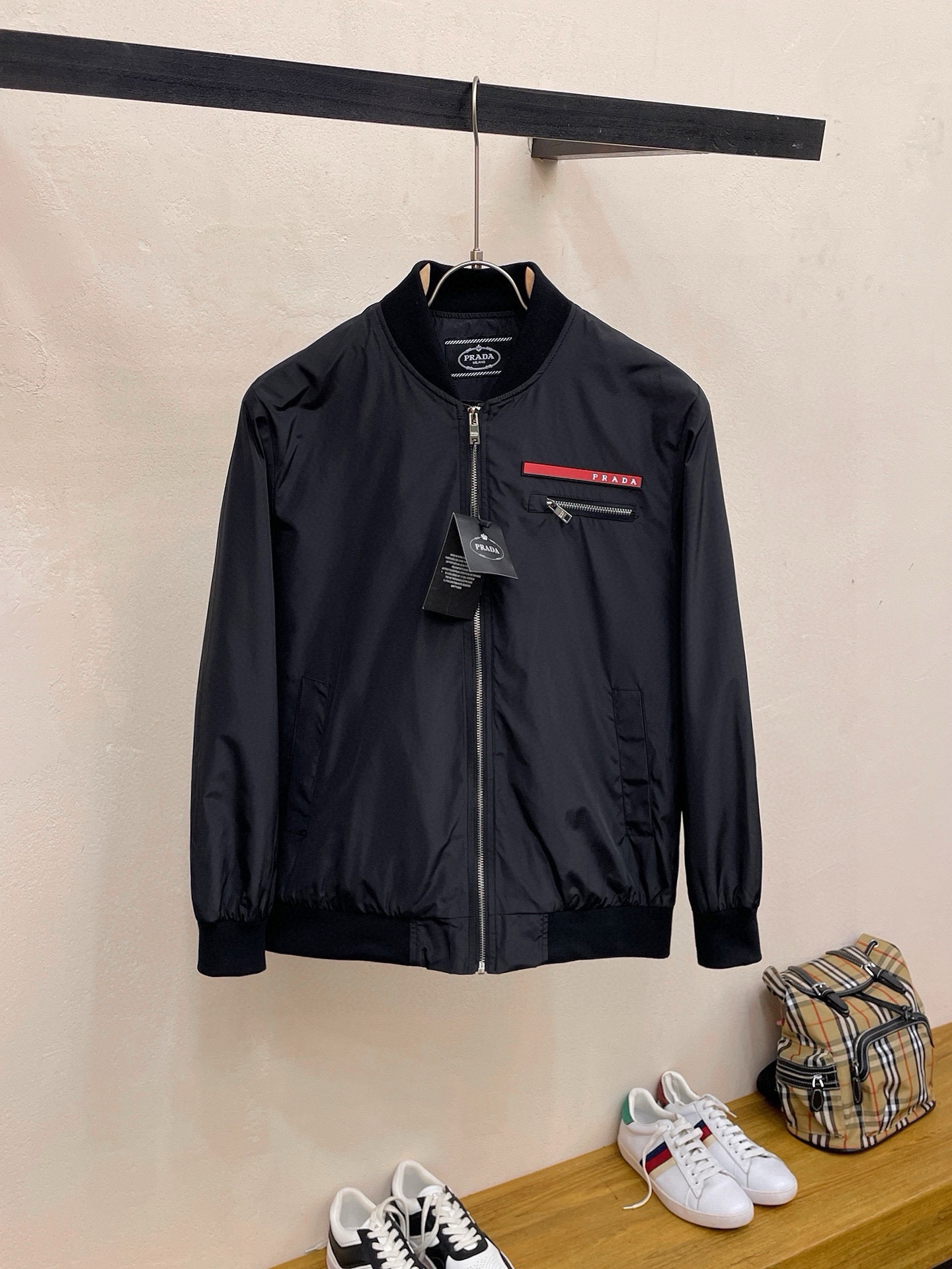 NO:744689,Same style as Prada official website, on sale in advance!  2026 spring new men's jacket, high-end version with original order and three standards!  With hidden hood, custom-made fabrics at the counter, highly breathable and comfortable, impeccable details, brand element design concept, reflecting high quality. It feels delicate and soft!  It presents a casual cut and the upper body shape is awesome!  Size M～3XL, maximum wearing capacity is 195 catties.,,prada,jackets & coats,jackets & coats,hats,19860909普拉达 官网同款,提前发售！2026春季新款男士夹克外套,原单三标齐全高端版本！带隐藏帽,专柜定制面料 透气舒适度高,细节无可挑剔,品牌元素设计理念,体现高品质.手感细腻柔软！呈现休闲裁剪,上身版型超赞！码数M～3XL,最大穿195斤.,,prada,jackets & coats,jackets & coats,hats,,Men's clothing