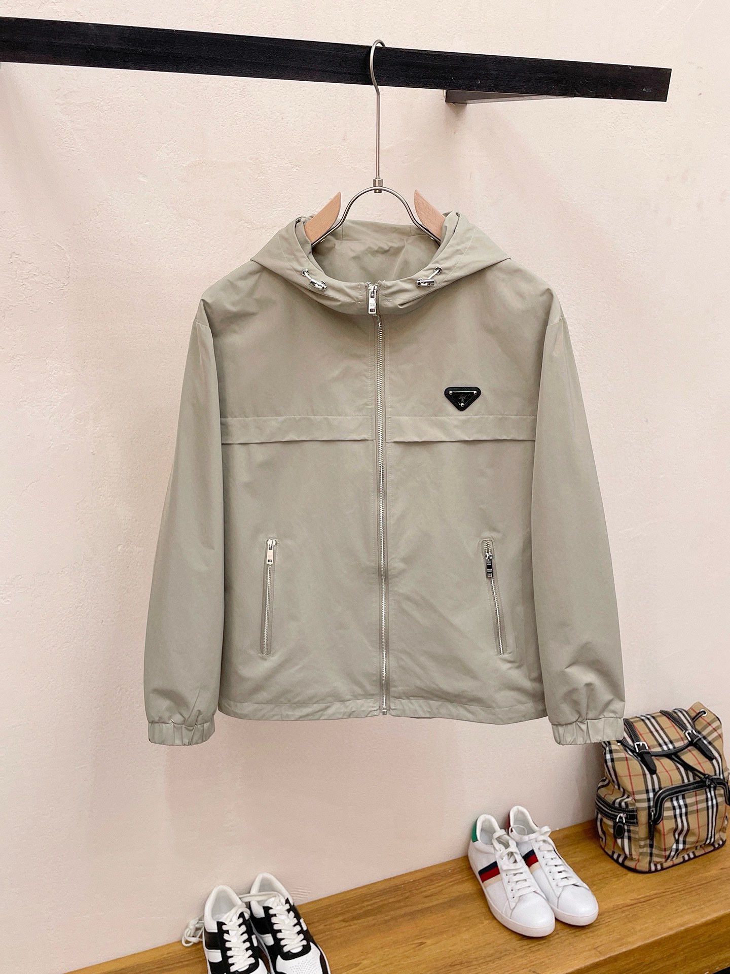 NO:522946,Prada's same model on the official website, released in advance!  2025 spring new men's jacket, original single three-standard full high-end version!  With hidden hat, customized fabric for counter, high breathability and comfort, impeccable details, brand element design concept, reflecting high quality. The feel is delicate and soft!  It is casually cut, with a great upper body style!  The number of code M~3XL, the maximum wear is 195 catties.,,prada, jackets & coats, jackets & coats,hats,alexander wang19860909普拉达 官网同款,提前发售！2025春季新款男士夹克外套,原单三标齐全高端版本！带隐藏帽,专柜定制面料 透气舒适度高,细节无可挑剔,品牌元素设计理念,体现高品质.手感细腻柔软！呈现休闲裁剪,上身版型超赞！码数M～3XL,最大穿195斤.,,prada,jackets & coats,jackets & coats,hats,alexander wang,Men's clothing