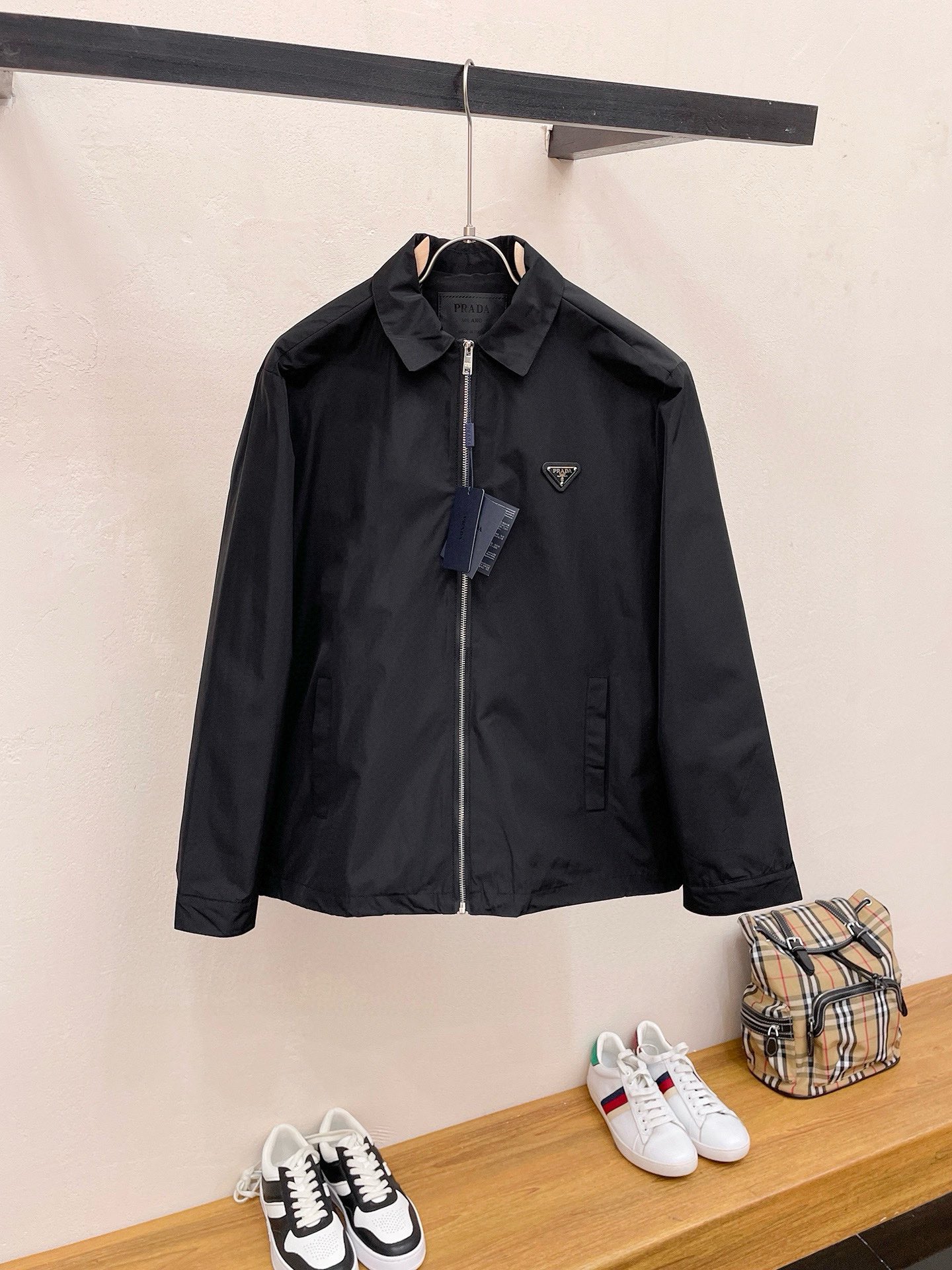 NO:522952,Prada's same model on the official website, released in advance!  2025 spring new men's jacket, original single three-standard full high-end version!  With hidden hat, customized fabric for counter, high breathability and comfort, impeccable details, brand element design concept, reflecting high quality. The feel is delicate and soft!  It is casually cut, with a great upper body style!  The number of code M~3XL, the maximum wear is 195 catties.,,prada, jackets & coats, jackets & coats,hats,alexander wang19860909普拉达 官网同款,提前发售！2025春季新款男士夹克外套,原单三标齐全高端版本！带隐藏帽,专柜定制面料 透气舒适度高,细节无可挑剔,品牌元素设计理念,体现高品质.手感细腻柔软！呈现休闲裁剪,上身版型超赞！码数M～3XL,最大穿195斤.,,prada,jackets & coats,jackets & coats,hats,alexander wang,Men's clothing