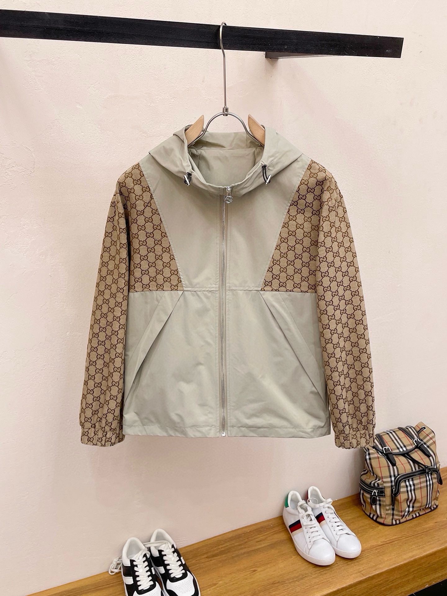 NO:522955,Gucci's official website is the same model, released in advance!  2025 spring new men's jacket, original single three-standard full high-end version!  With hidden hat, customized fabric for counter, high breathability and comfort, impeccable details, brand element design concept, reflecting high quality. The feel is delicate and soft!  It is casually cut, with a great upper body style!  Number of code M~3XL, maximum wear 195 catties., gucci, jackets & coats, jackets & coats, hats, alexander wang19860909古驰 官网同款,提前发售！2025春季新款男士夹克外套,原单三标齐全高端版本！带隐藏帽,专柜定制面料 透气舒适度高,细节无可挑剔,品牌元素设计理念,体现高品质.手感细腻柔软！呈现休闲裁剪,上身版型超赞！码数M～3XL,最大穿195斤.,,gucci,jackets & coats,jackets & coats,hats,alexander wang,Men's clothing