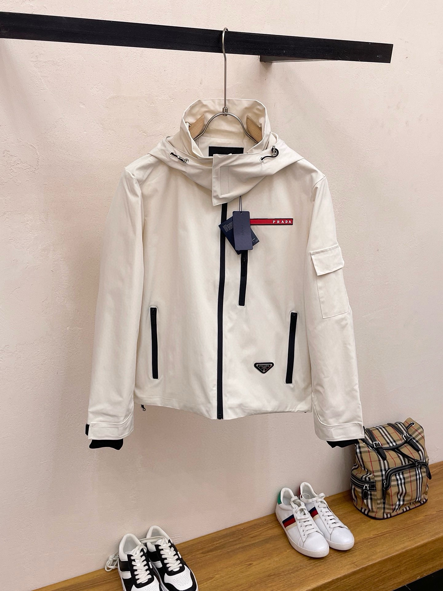 NO:522958,Prada's same model on the official website, released in advance!  2025 spring new men's jacket, original single three-standard full high-end version!  With hidden hat, customized fabric for counter, high breathability and comfort, impeccable details, brand element design concept, reflecting high quality. The feel is delicate and soft!  It is casually cut, with a great upper body style!  The number of code M~3XL, the maximum wear is 195 catties.,,prada, jackets & coats, jackets & coats,hats,alexander wang19860909普拉达 官网同款,提前发售！2025春季新款男士夹克外套,原单三标齐全高端版本！带隐藏帽,专柜定制面料 透气舒适度高,细节无可挑剔,品牌元素设计理念,体现高品质.手感细腻柔软！呈现休闲裁剪,上身版型超赞！码数M～3XL,最大穿195斤.,,prada,jackets & coats,jackets & coats,hats,alexander wang,Men's clothing