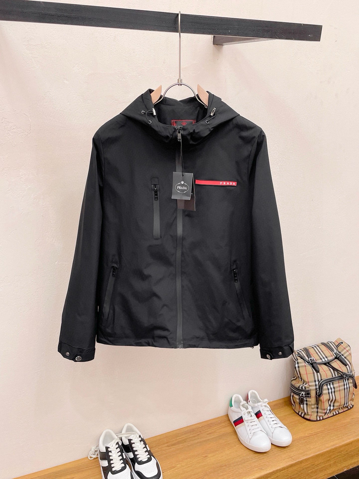 NO:522964,Prada's same model on the official website, released in advance!  2025 spring new men's jacket, original single three-standard full high-end version!  With hidden hat, customized fabric for counter, high breathability and comfort, impeccable details, brand element design concept, reflecting high quality. The feel is delicate and soft!  It is casually cut, with a great upper body style!  The number of code M~3XL, the maximum wear is 195 catties.,,prada, jackets & coats, jackets & coats,hats,alexander wang19860909普拉达 官网同款,提前发售！2025春季新款男士夹克外套,原单三标齐全高端版本！带隐藏帽,专柜定制面料 透气舒适度高,细节无可挑剔,品牌元素设计理念,体现高品质.手感细腻柔软！呈现休闲裁剪,上身版型超赞！码数M～3XL,最大穿195斤.,,prada,jackets & coats,jackets & coats,hats,alexander wang,Men's clothing