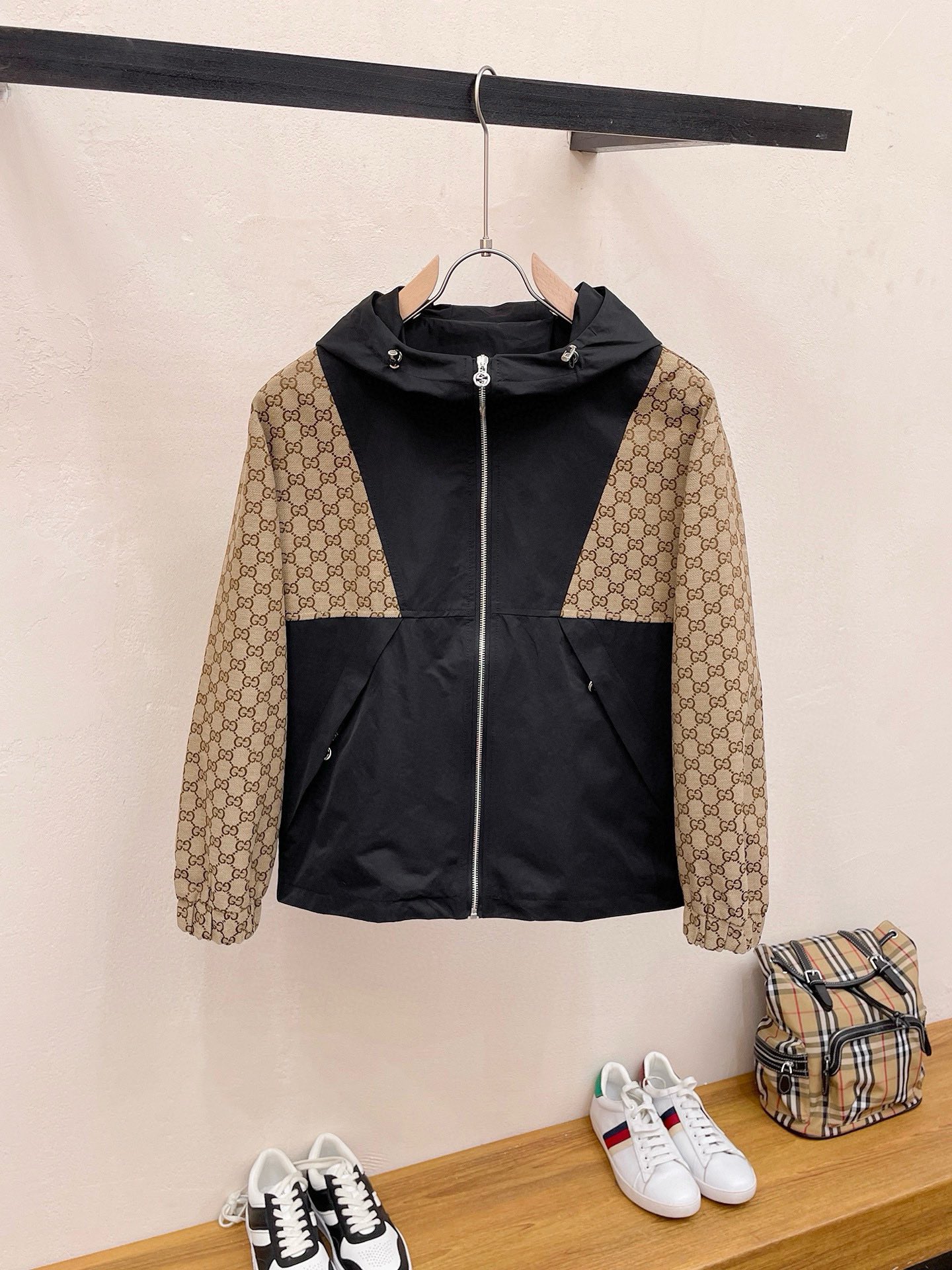 NO:522967,Gucci's official website is the same model, released in advance!  2025 spring new men's jacket, original single three-standard full high-end version!  With hidden hat, customized fabric for counter, high breathability and comfort, impeccable details, brand element design concept, reflecting high quality. The feel is delicate and soft!  It is casually cut, with a great upper body style!  Number of code M~3XL, maximum wear 195 catties., gucci, jackets & coats, jackets & coats, hats, alexander wang19860909古驰 官网同款,提前发售！2025春季新款男士夹克外套,原单三标齐全高端版本！带隐藏帽,专柜定制面料 透气舒适度高,细节无可挑剔,品牌元素设计理念,体现高品质.手感细腻柔软！呈现休闲裁剪,上身版型超赞！码数M～3XL,最大穿195斤.,,gucci,jackets & coats,jackets & coats,hats,alexander wang,Men's clothing