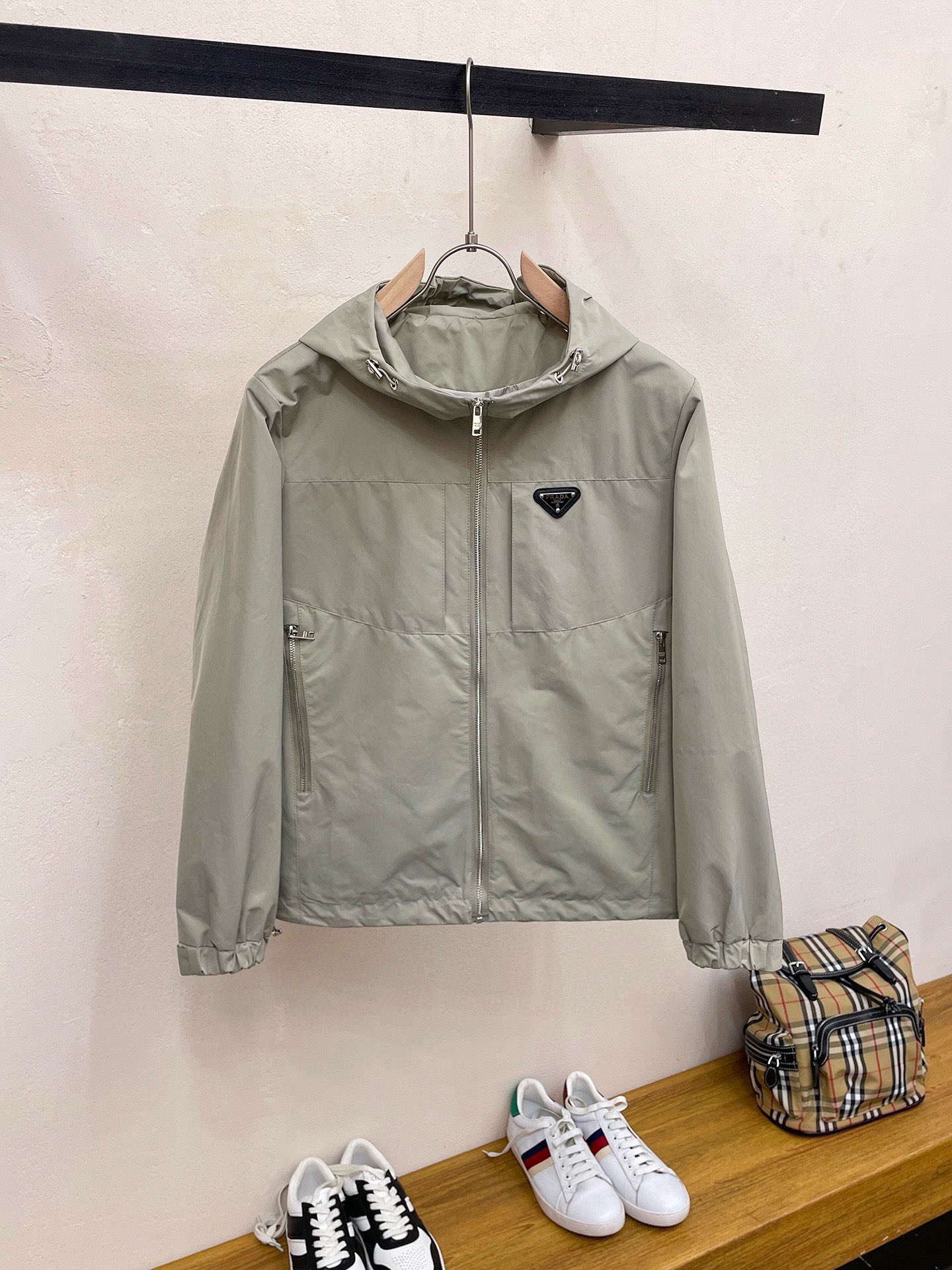 NO:522973,Prada's same model on the official website, released in advance!  2025 spring new men's jacket, original single three-standard full high-end version!  With hidden hat, customized fabric for counter, high breathability and comfort, impeccable details, brand element design concept, reflecting high quality. The feel is delicate and soft!  It is casually cut, with a great upper body style!  The number of code M~3XL, the maximum wear is 195 catties.,,prada, jackets & coats, jackets & coats,hats,alexander wang19860909普拉达 官网同款,提前发售！2025春季新款男士夹克外套,原单三标齐全高端版本！带隐藏帽,专柜定制面料 透气舒适度高,细节无可挑剔,品牌元素设计理念,体现高品质.手感细腻柔软！呈现休闲裁剪,上身版型超赞！码数M～3XL,最大穿195斤.,,prada,jackets & coats,jackets & coats,hats,alexander wang,Men's clothing