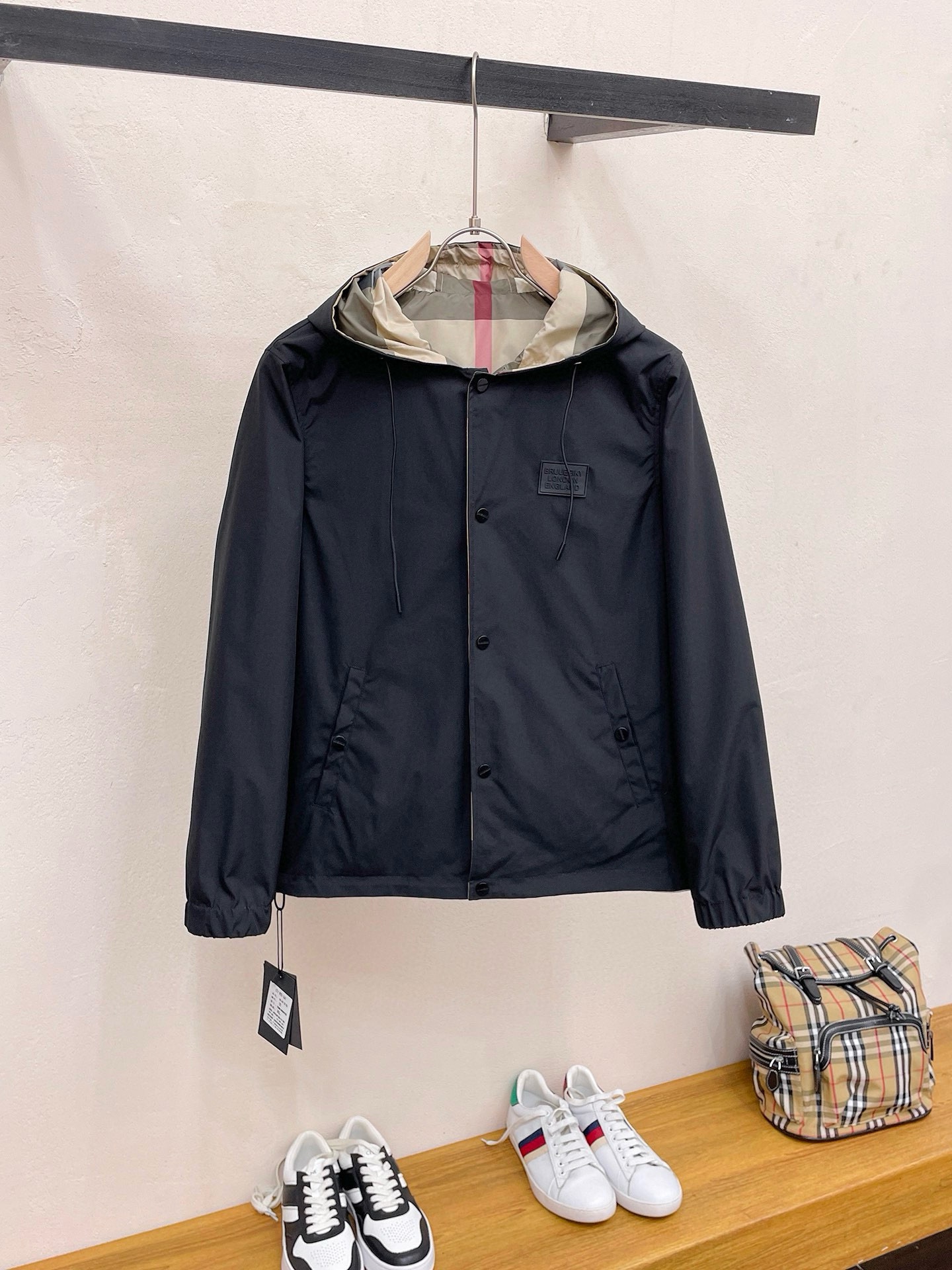 NO:522974,Burberry's official website is the same model, released in advance!  2025 spring new men's jacket, original single three-standard full high-end version!  With hidden hat, customized fabric for counter, high breathability and comfort, impeccable details, brand element design concept, reflecting high quality. The feel is delicate and soft!  It is casually cut, with a great upper body style!  The size M~3XL, the maximum wear is 195 catties., burberry, jackets & coats, jackets & coats, hats, alexander wang19860909巴宝莉 官网同款,提前发售！2025春季新款男士夹克外套,原单三标齐全高端版本！带隐藏帽,专柜定制面料 透气舒适度高,细节无可挑剔,品牌元素设计理念,体现高品质.手感细腻柔软！呈现休闲裁剪,上身版型超赞！码数M～3XL,最大穿195斤.,,burberry,jackets & coats,jackets & coats,hats,alexander wang,Men's clothing