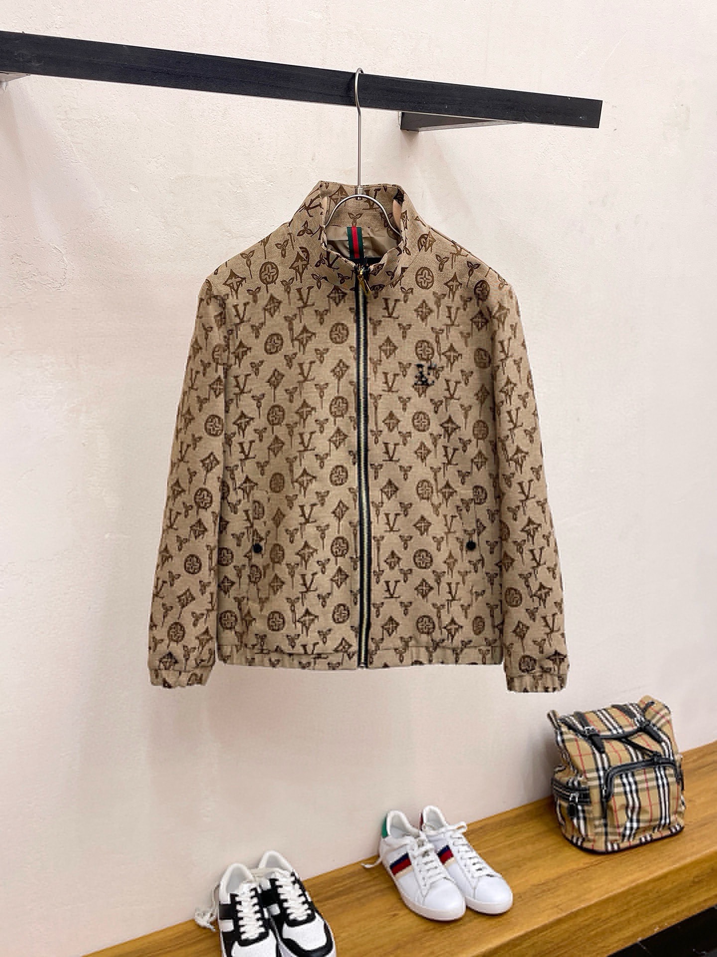 NO:522976,The same model on the official website of Louis Vuitton LV, released in advance!  2025 spring new men's jacket, original single three-standard full high-end version!  With hidden hat, customized fabric for counter, high breathability and comfort, impeccable details, brand element design concept, reflecting high quality. The feel is delicate and soft!  It is casually cut, with a great upper body style!  The number of code M~3XL, the maximum wear is 195 catties.,,louis vuitton,louis vuitton,jackets & coats,jackets & coats,hats,alexander wang19860909路易威登LV 官网同款,提前发售！2025春季新款男士夹克外套,原单三标齐全高端版本！带隐藏帽,专柜定制面料 透气舒适度高,细节无可挑剔,品牌元素设计理念,体现高品质.手感细腻柔软！呈现休闲裁剪,上身版型超赞！码数M～3XL,最大穿195斤.,,louis vuitton,louis vuitton,jackets & coats,jackets & coats,hats,alexander wang,Men's clothing