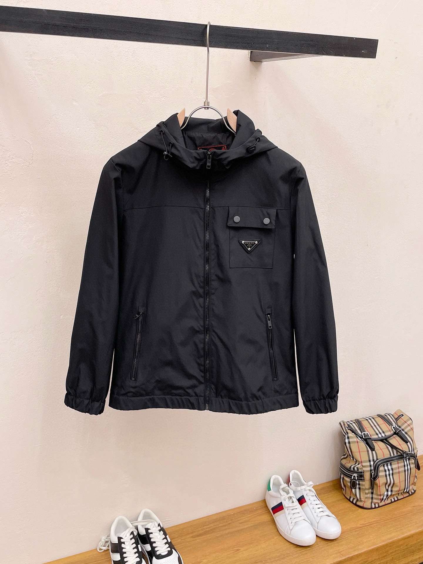 NO:522978,Prada's same model on the official website, released in advance!  2025 spring new men's jacket, original single three-standard full high-end version!  With hidden hat, customized fabric for counter, high breathability and comfort, impeccable details, brand element design concept, reflecting high quality. The feel is delicate and soft!  It is casually cut, with a great upper body style!  The number of code M~3XL, the maximum wear is 195 catties.,,prada, jackets & coats, jackets & coats,hats,alexander wang19860909普拉达 官网同款,提前发售！2025春季新款男士夹克外套,原单三标齐全高端版本！带隐藏帽,专柜定制面料 透气舒适度高,细节无可挑剔,品牌元素设计理念,体现高品质.手感细腻柔软！呈现休闲裁剪,上身版型超赞！码数M～3XL,最大穿195斤.,,prada,jackets & coats,jackets & coats,hats,alexander wang,Men's clothing