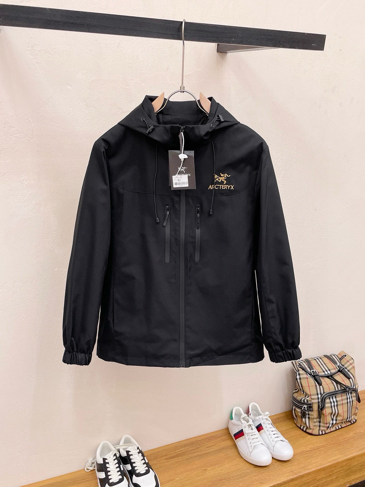 NO:522980,Archaeopteryx is the same as the official website, and is released in advance!  2025 spring new men's jacket, original single three-standard full high-end version!  With hidden hat, customized fabric for counter, high breathability and comfort, impeccable details, brand element design concept, reflecting high quality. The feel is delicate and soft!  It is casually cut, with a great upper body style!  Number of code M~3XL, maximum wear 195 catties.,arc'teryx,jackets & coats,jackets & coats,hats,alexander wang19860909始祖鸟 官网同款,提前发售！2025春季新款男士夹克外套,原单三标齐全高端版本！带隐藏帽,专柜定制面料 透气舒适度高,细节无可挑剔,品牌元素设计理念,体现高品质.手感细腻柔软！呈现休闲裁剪,上身版型超赞！码数M～3XL,最大穿195斤.,arc'teryx,jackets & coats,jackets & coats,hats,alexander wang,Men's clothing