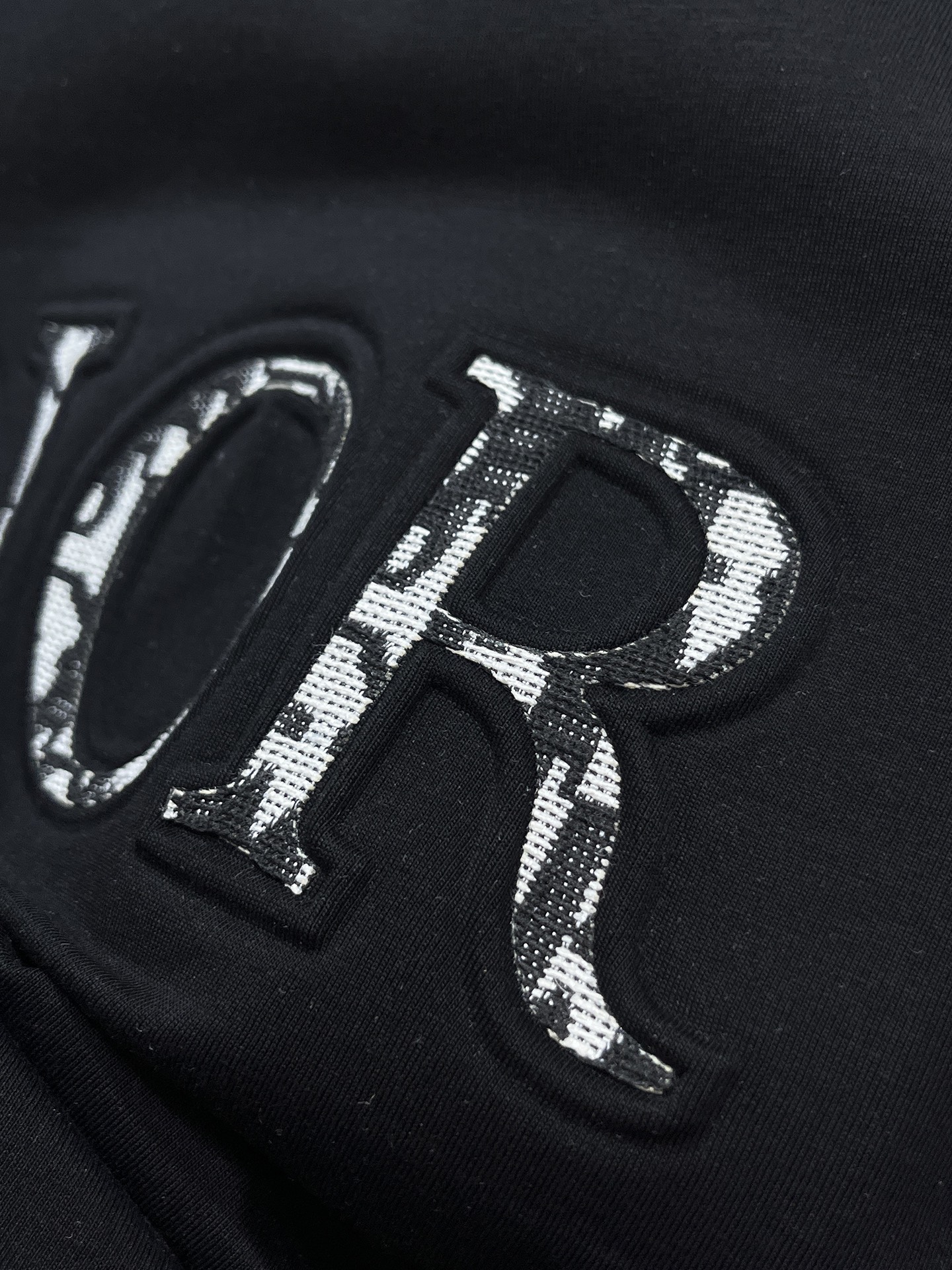 迪奥24SS春夏新款短袖T恤定制面料质地丝光棉面料采用原厂弹力绒面亲肤面料高弹力好伸缩采用品牌Logo标