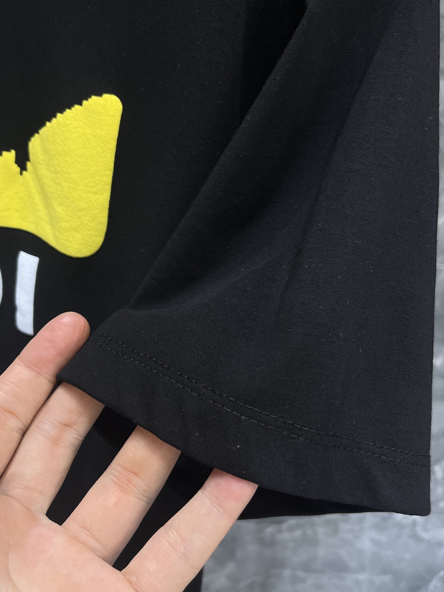芬迪24SS春夏新款短袖T恤定制面料质地丝光棉面料采用原厂弹力绒面亲肤面料高弹力好伸缩采用品牌Logo标