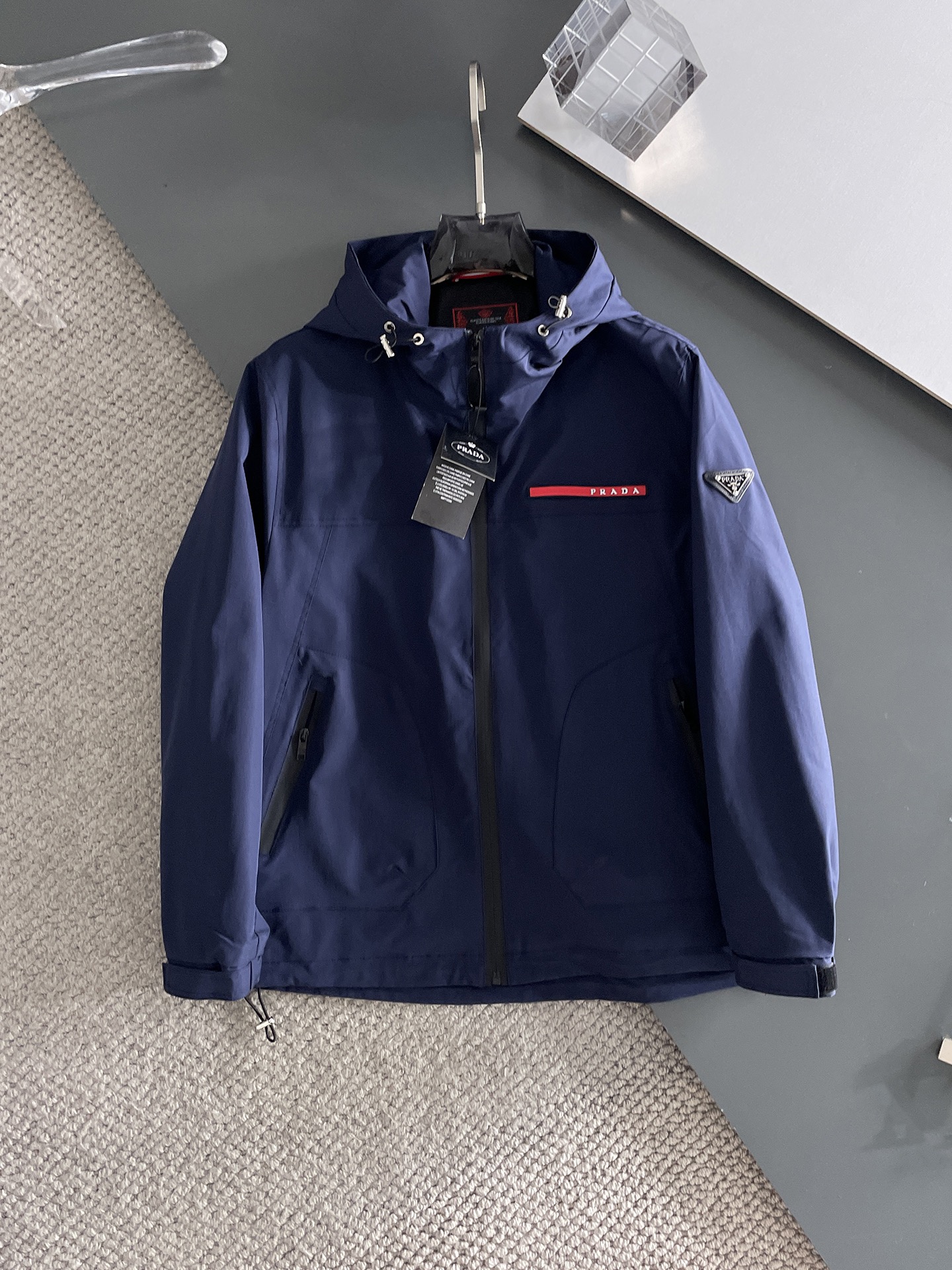 NO:571523,Prada 2025 new autumn jacket, the new product on the show is in perfect condition, double-sided, comfortable and warm, complete with three labels, full of attractive colors, very outstanding design, easily upgrades the sense of fashion, extremely elegant and rigorous workmanship, neat and meticulous wiring, big-name designer masterpiece, the upper body does not look bloated, super handsome, ready-made size M ~ XXXL,, prada, jackets & coats, jackets & coats, alexander wang19860909普拉达 2025秋季新款夹克外套,秀场新品品相非常完美,双面穿舒适保暖,三标齐全色泽饱满诱人,非常出彩的设计,轻松将时髦感进阶,做工极为考究严谨,走线工整细致大牌设计师巨作上身不显臃肿、超级帅气现货码数M ～ XXXL,,prada,jackets & coats,jackets & coats,alexander wang,Men's clothing