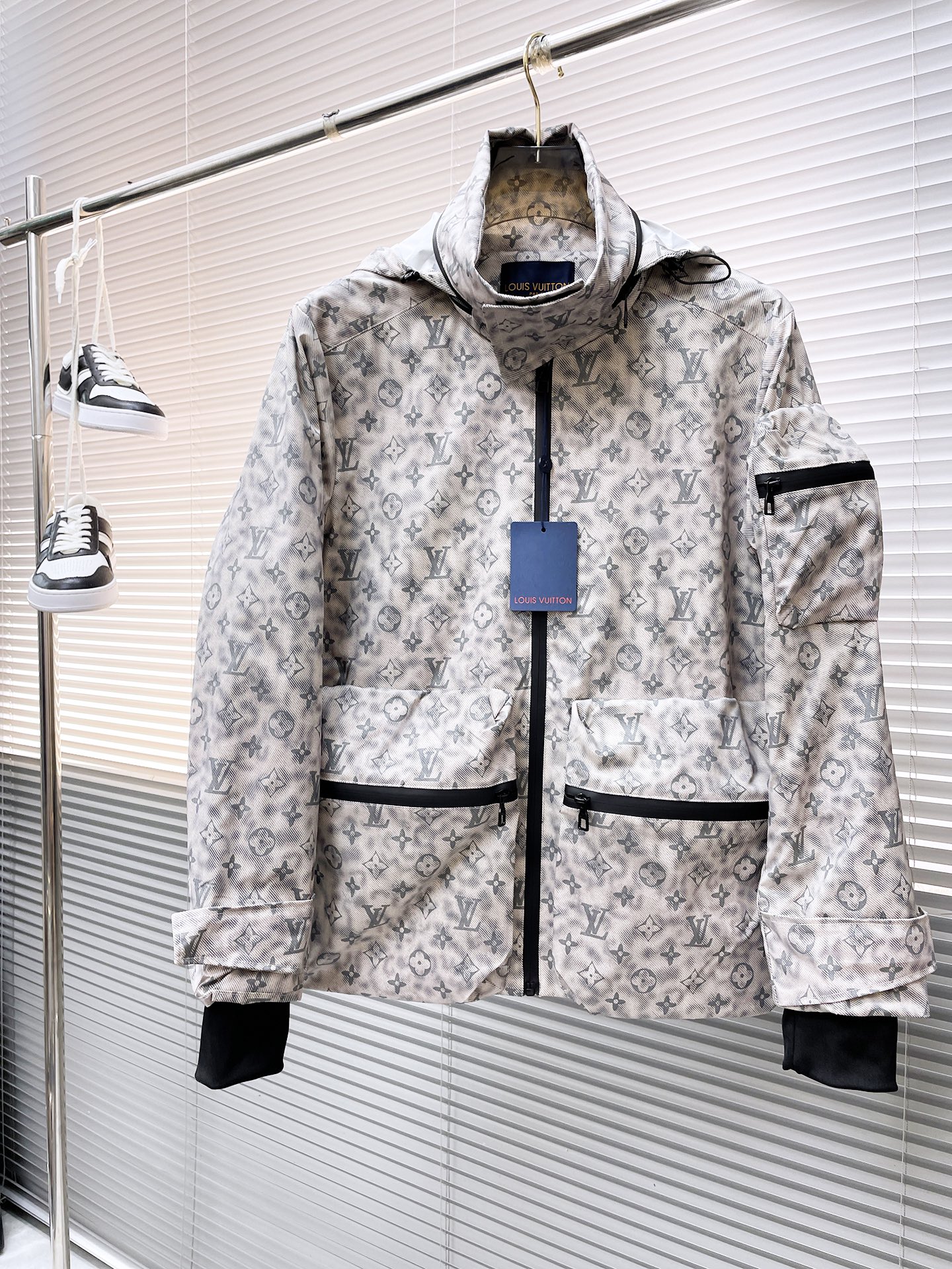 NO:524079,LV 2025 autumn new casual jacket jacket, the latest fashionable casual zipper jacket, fashionable hooded jacket jacket! Made of professionally customized light and thin technical fabrics, the surface is neat and smooth and shiny, and the texture is obvious through the screen. The upper body is comfortable, light and not stuffy, giving you the most enjoyable wearing experience!  Exquisite auxiliary materials logo accessories!  It perfectly enhances the overall sense of luxury and class, and can get a high-end luxury atmosphere at a glance! The basic conventional hooded jacket style cut is versatile and simple on the upper body, and it is easy to deal with various occasions and environments. It is undoubtedly a must-have item for daily commuting! Size M-3XL placing an order to report height and weight!  ,,louis vuitton,jackets & coats,jackets & coats,hats,alexander wang19860909LV 2025秋季新款休闲夹克外套,最新时尚休闲拉链夹克,时尚连帽夹克外套!专业定制的轻薄科技面料制成,表面整洁光滑且富有光泽,质感透过屏幕都显而易见,上身舒适轻盈不闷热, 给你最为享受的穿着体验！精致辅料Logo配饰！完美提升了整体的奢华档次感,一眼就能Get到的高端奢华气息!基础常规的连帽夹克版型裁剪,上身百搭简约不挑人,轻松应对各种场合与环境,属于日常通勤必备的臻品无疑!尺码M-3XL下单报身高体重！,,louis vuitton,jackets & coats,jackets & coats,hats,alexander wang,Men's clothing