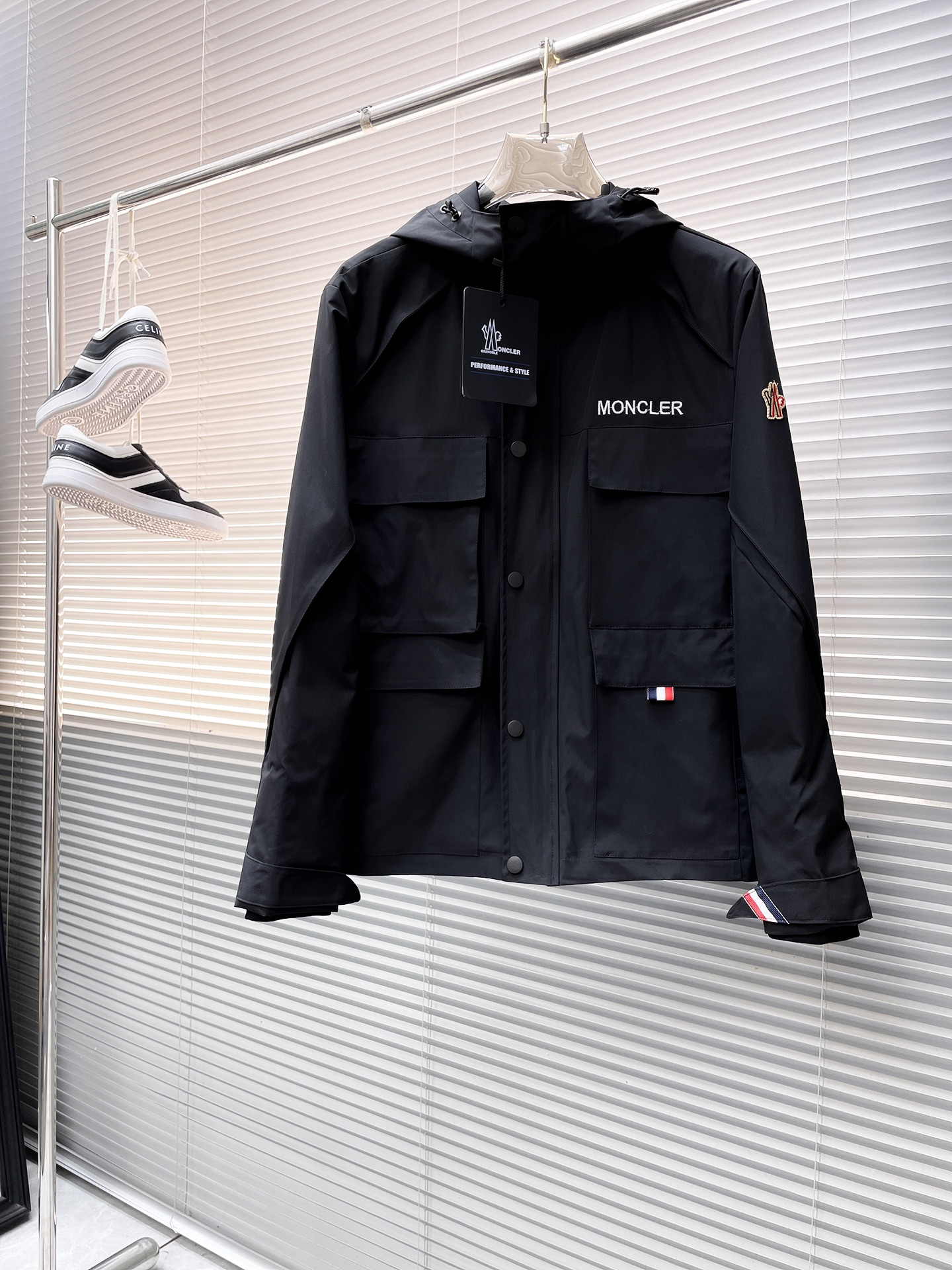 NO:524083,The new casual jacket for 2025 autumn, the latest fashionable casual zipper jacket, and the fashionable hooded jacket! Made of professionally customized light and thin technical fabrics, the surface is neat and smooth and shiny, and the texture is obvious through the screen. The upper body is comfortable, light and not stuffy, giving you the most enjoyable wearing experience!  Exquisite auxiliary materials logo accessories!  It perfectly enhances the overall sense of luxury and class, and can get a high-end luxury atmosphere at a glance! The basic conventional hooded jacket style cut is versatile and simple on the upper body, and it is easy to deal with various occasions and environments. It is undoubtedly a must-have item for daily commuting! Size M-3XL placing an order to report height and weight!  ,Moncler,jackets & coats,jackets & coats,hats,alexander wang19860909蒙口 2025秋季新款休闲夹克外套,最新时尚休闲拉链夹克,时尚连帽夹克外套!专业定制的轻薄科技面料制成,表面整洁光滑且富有光泽,质感透过屏幕都显而易见,上身舒适轻盈不闷热, 给你最为享受的穿着体验！精致辅料Logo配饰！完美提升了整体的奢华档次感,一眼就能Get到的高端奢华气息!基础常规的连帽夹克版型裁剪,上身百搭简约不挑人,轻松应对各种场合与环境,属于日常通勤必备的臻品无疑!尺码M-3XL下单报身高体重！,,Moncler,jackets & coats,jackets & coats,hats,alexander wang,Men's clothing