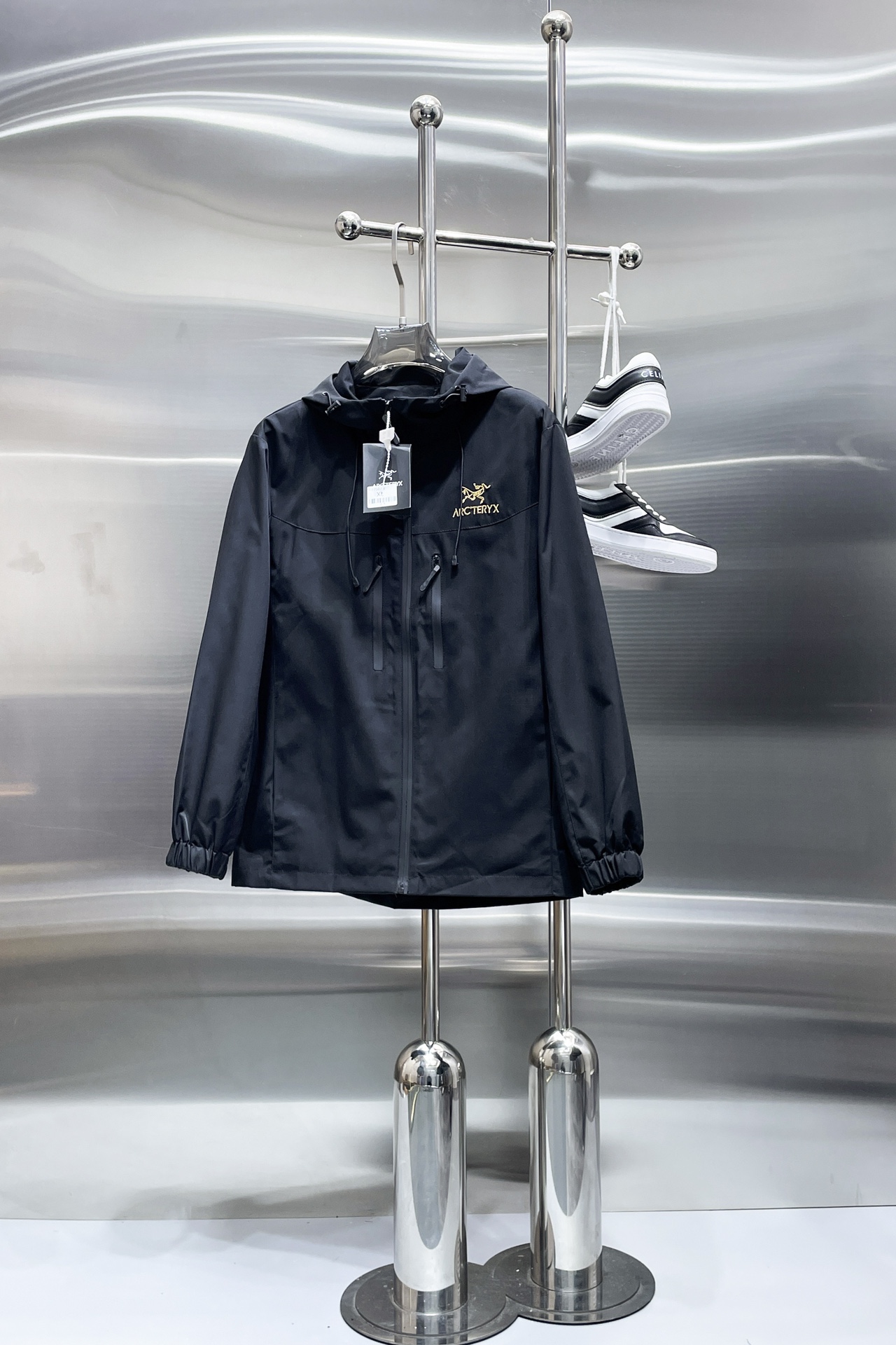 NO:519338,Archaeopteryx 2025 spring new jacket, the new product on the show is perfect, comfortable and warm when worn on both sides, three-standard full color and attractive, and the very outstanding design easily advances the sense of fashion, the workmanship is extremely exquisite and rigorous, and the wiring is neat and meticulous!  A masterpiece of a big-name designer!  The upper body doesn't look bloated and super handsome!  Spot code M ~ XXXL,arc'teryx,jackets & coats,jackets & coats,alexander wang19860909始祖鸟 2025春季新款夹克外套,秀场新品品相非常完美,双面穿舒适保暖,三标齐全色泽饱满诱人,非常出彩的设计,轻松将时髦感进阶,做工极为考究严谨,走线工整细致！大牌设计师巨作！上身不显臃肿、超级帅气！现货码数M ～ XXXL,arc'teryx,jackets & coats,jackets & coats,alexander wang,Men's clothing