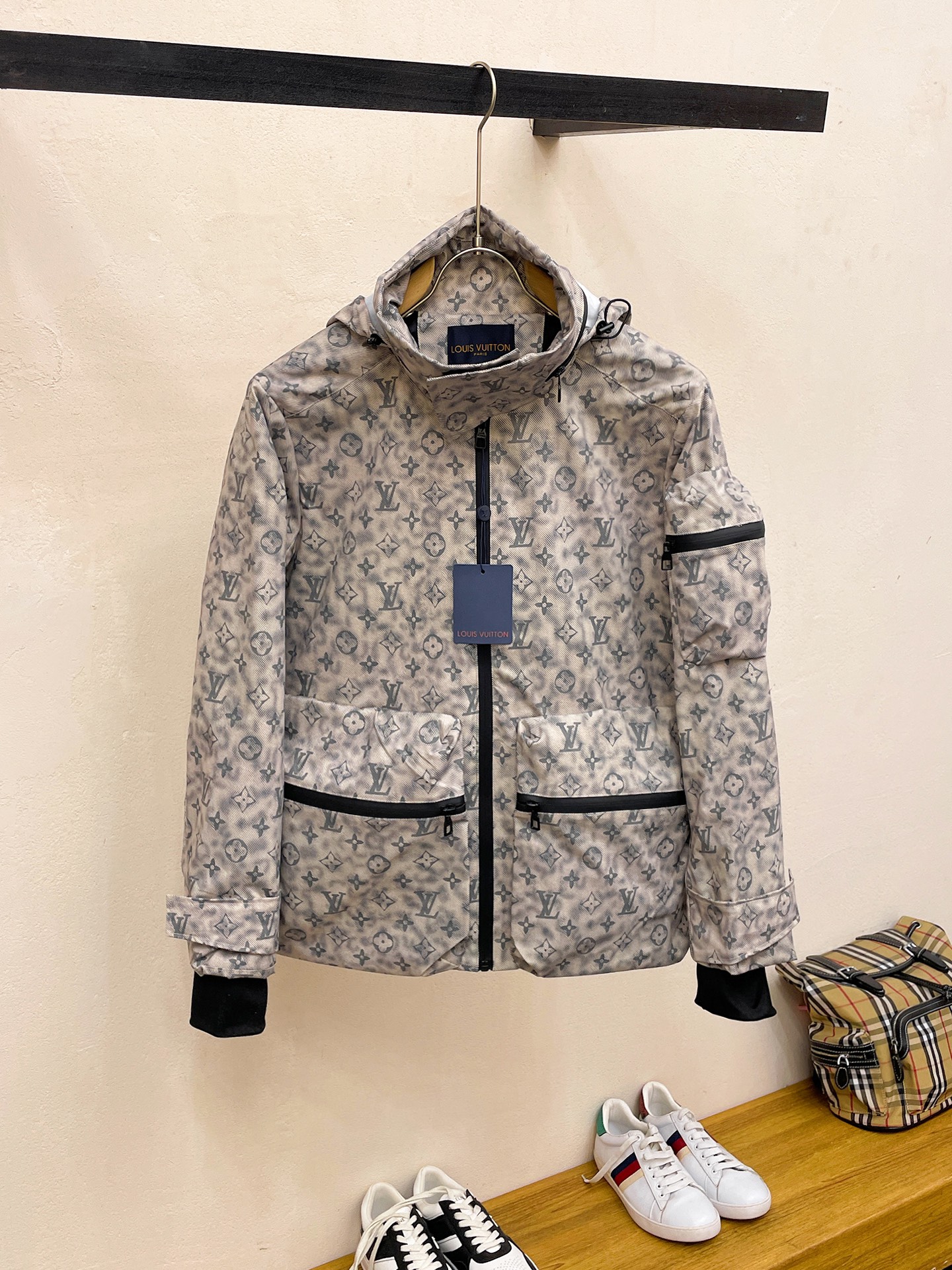 NO:522984,The same model on the official website of Lv, released in advance!  2025 spring new men's jacket, original single three-standard full high-end version!  With hidden hat, customized fabric for counter, high breathability and comfort, impeccable details, brand element design concept, reflecting high quality. The feel is delicate and soft!  It is casually cut, with a great upper body style!  The number of code M~3XL, the maximum wear is 195 catties.,,louis vuitton, jackets & coats, jackets & coats,hats,alexander wang19860909Lv官网同款,提前发售！2025春季新款男士夹克外套,原单三标齐全高端版本！带隐藏帽,专柜定制面料 透气舒适度高,细节无可挑剔,品牌元素设计理念,体现高品质.手感细腻柔软！呈现休闲裁剪,上身版型超赞！码数M～3XL,最大穿195斤.,,louis vuitton,jackets & coats,jackets & coats,hats,alexander wang,Men's clothing