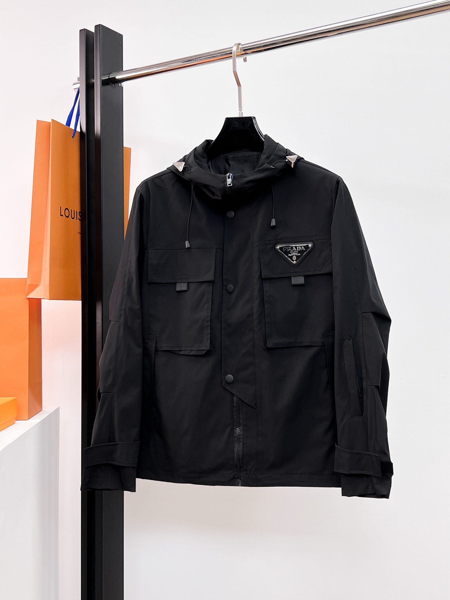 NO:526129,Prada 2025 autumn new jacket jacket, the new product on the show is perfect, comfortable and warm when worn on both sides, full and attractive colors, and a very outstanding design, which easily advances the sense of fashion, extremely exquisite workmanship, neat and meticulous routes!  A masterpiece of a big-name designer!  The upper body doesn't look bloated and super handsome!  Spot code M ~ XXXL,,prada,jackets & coats,jackets & coats,alexander wang19860909普拉达 2025秋季新款夹克外套,秀场新品品相非常完美,双面穿舒适保暖,三标齐全色泽饱满诱人,非常出彩的设计,轻松将时髦感进阶,做工极为考究严谨,走线工整细致！大牌设计师巨作！上身不显臃肿、超级帅气！现货码数M ～ XXXL,,prada,jackets & coats,jackets & coats,alexander wang,Men's clothing