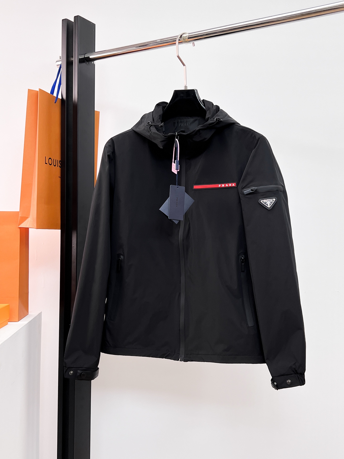 NO:526133,Prada 2025 autumn new jacket jacket, the new product on the show is perfect, comfortable and warm when worn on both sides, full and attractive colors, and a very outstanding design that easily advances the sense of fashion, extremely exquisite workmanship, neat and meticulous routes!  A masterpiece of a big-name designer!  The upper body doesn't look bloated and super handsome!  Spot code M ~ XXXL,,prada,jackets & coats,jackets & coats,alexander wang19860909普拉达 2025秋季新款夹克外套,秀场新品品相非常完美,双面穿舒适保暖,三标齐全色泽饱满诱人,非常出彩的设计,轻松将时髦感进阶,做工极为考究严谨,走线工整细致！大牌设计师巨作！上身不显臃肿、超级帅气！现货码数M ～ XXXL,,prada,jackets & coats,jackets & coats,alexander wang,Men's clothing