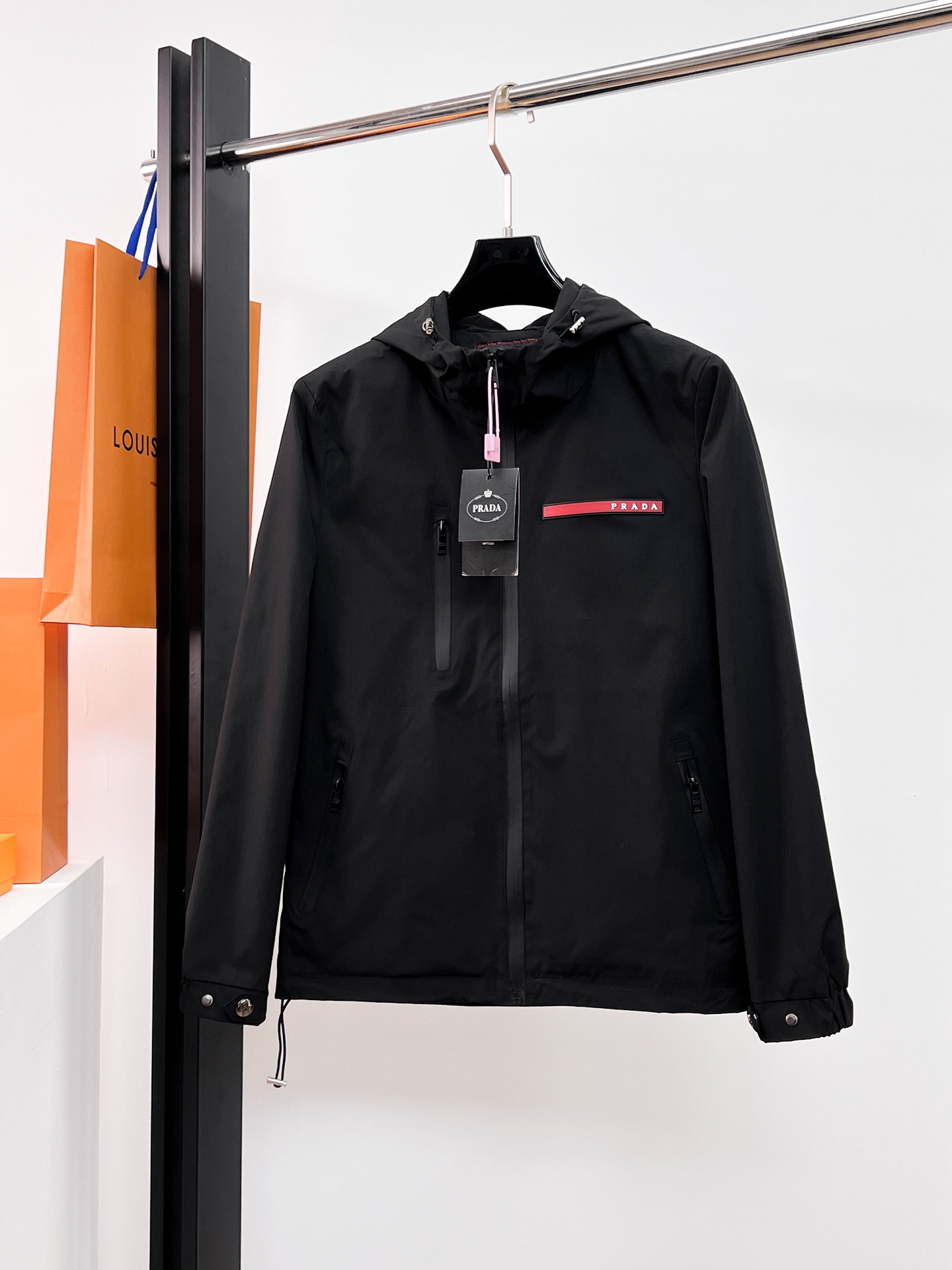 NO:526137,Prada 2025 autumn new jacket jacket, the new product on the show is perfect, comfortable and warm when worn on both sides, full and attractive colors, and a very outstanding design, which easily advances the sense of fashion, extremely exquisite workmanship, neat and meticulous routes!  A masterpiece of a big-name designer!  The upper body doesn't look bloated and super handsome!  Spot code M ~ XXXL,,prada,jackets & coats,jackets & coats,alexander wang19860909普拉达 2025秋季新款夹克外套,秀场新品品相非常完美,双面穿舒适保暖,三标齐全色泽饱满诱人,非常出彩的设计,轻松将时髦感进阶,做工极为考究严谨,走线工整细致！大牌设计师巨作！上身不显臃肿、超级帅气！现货码数M ～ XXXL,,prada,jackets & coats,jackets & coats,alexander wang,Men's clothing