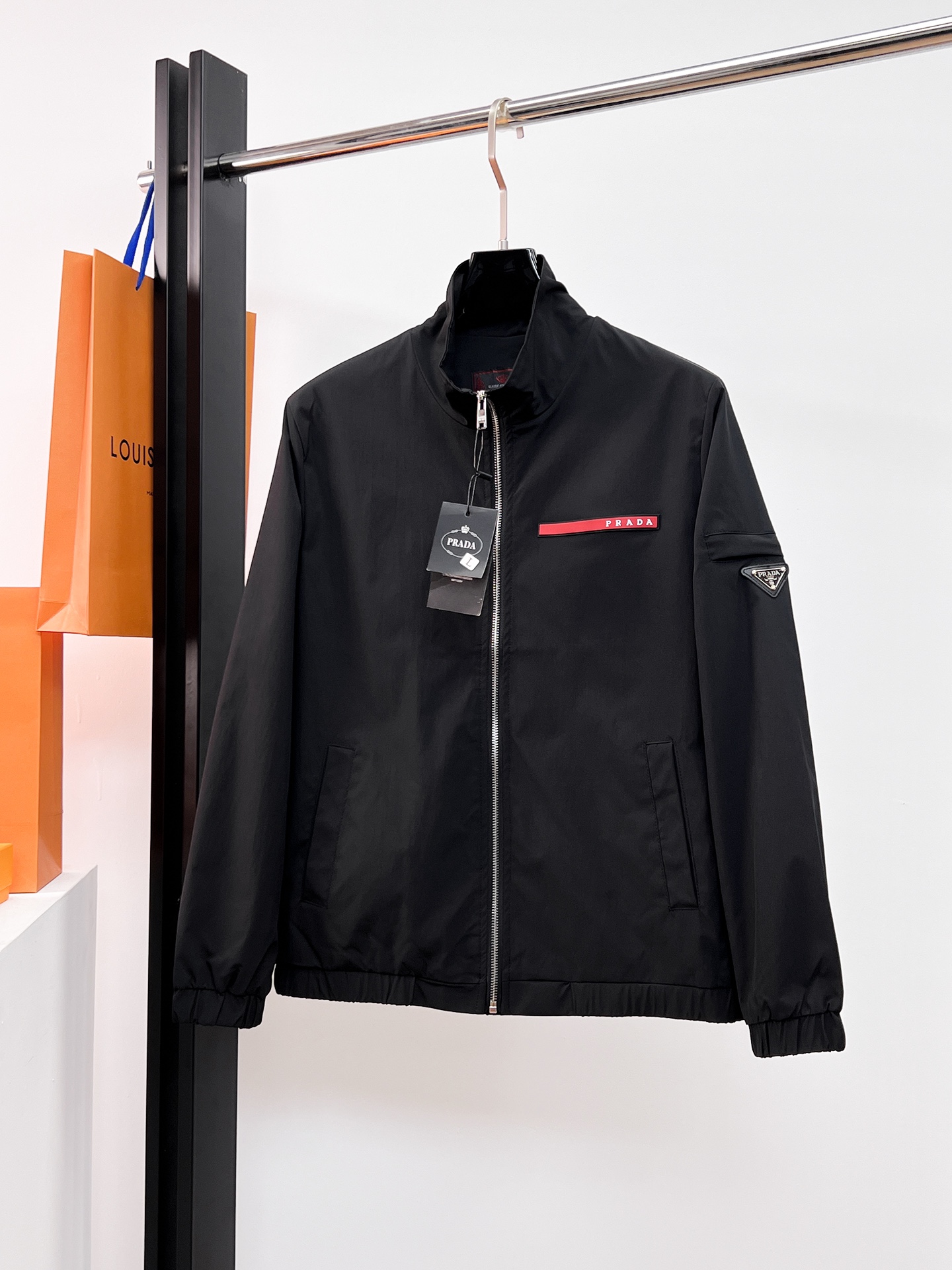 NO:526141,Prada 2025 autumn new jacket jacket, the new product on the show is perfect, comfortable and warm when worn on both sides, full and attractive colors, and a very outstanding design, which easily advances the sense of fashion, extremely exquisite workmanship, neat and meticulous routes!  A masterpiece of a big-name designer!  The upper body doesn't look bloated and super handsome!  Spot code M ~ XXXL,,prada,jackets & coats,jackets & coats,alexander wang19860909普拉达 2025秋季新款夹克外套,秀场新品品相非常完美,双面穿舒适保暖,三标齐全色泽饱满诱人,非常出彩的设计,轻松将时髦感进阶,做工极为考究严谨,走线工整细致！大牌设计师巨作！上身不显臃肿、超级帅气！现货码数M ～ XXXL,,prada,jackets & coats,jackets & coats,alexander wang,Men's clothing