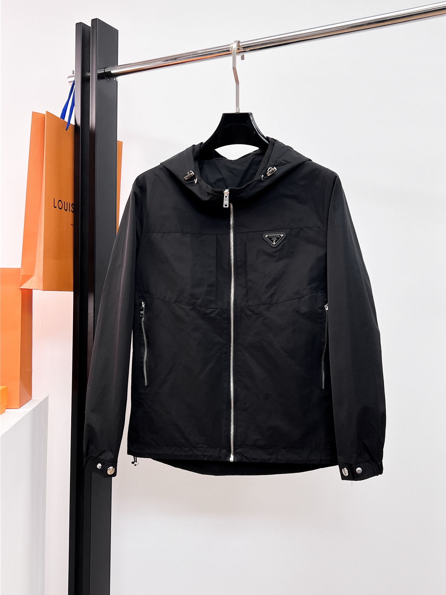 NO:526138,Prada 2025 autumn new jacket jacket, the new product on the show is perfect, comfortable and warm when worn on both sides, full and attractive colors, and a very outstanding design, which easily advances the sense of fashion, extremely exquisite workmanship, neat and meticulous routes!  A masterpiece of a big-name designer!  The upper body doesn't look bloated and super handsome!  Spot code M ~ XXXL,,prada,jackets & coats,jackets & coats,alexander wang19860909普拉达 2025秋季新款夹克外套,秀场新品品相非常完美,双面穿舒适保暖,三标齐全色泽饱满诱人,非常出彩的设计,轻松将时髦感进阶,做工极为考究严谨,走线工整细致！大牌设计师巨作！上身不显臃肿、超级帅气！现货码数M ～ XXXL,,prada,jackets & coats,jackets & coats,alexander wang,Men's clothing