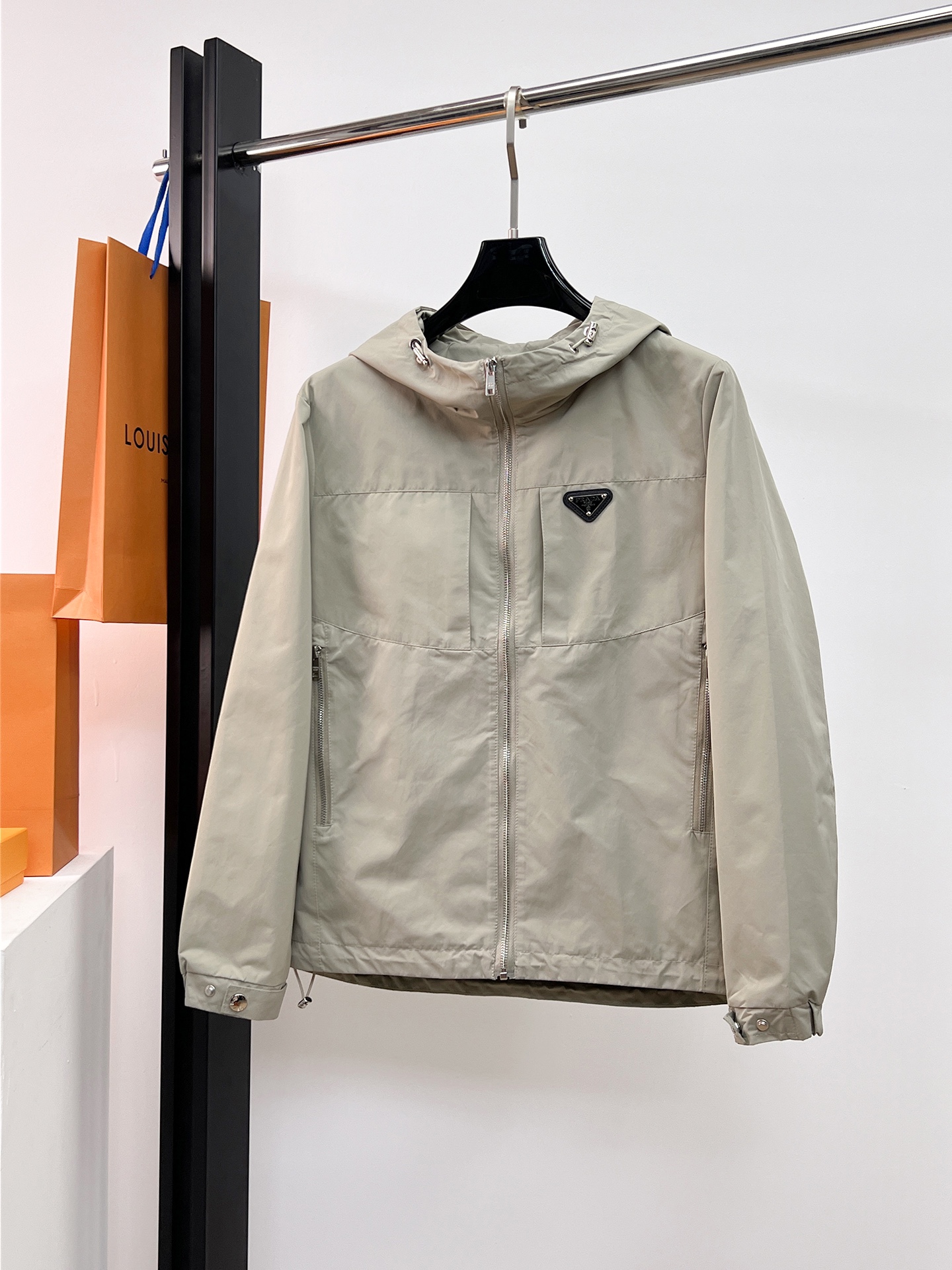 NO:526142,Prada 2025 autumn new jacket jacket, the new product on the show is perfect, comfortable and warm when worn on both sides, full and attractive colors, and a very outstanding design, which easily advances the sense of fashion, extremely exquisite workmanship, neat and meticulous routes!  A masterpiece of a big-name designer!  The upper body doesn't look bloated and super handsome!  Spot code M ~ XXXL,,prada,jackets & coats,jackets & coats,alexander wang19860909普拉达 2025秋季新款夹克外套,秀场新品品相非常完美,双面穿舒适保暖,三标齐全色泽饱满诱人,非常出彩的设计,轻松将时髦感进阶,做工极为考究严谨,走线工整细致！大牌设计师巨作！上身不显臃肿、超级帅气！现货码数M ～ XXXL,,prada,jackets & coats,jackets & coats,alexander wang,Men's clothing