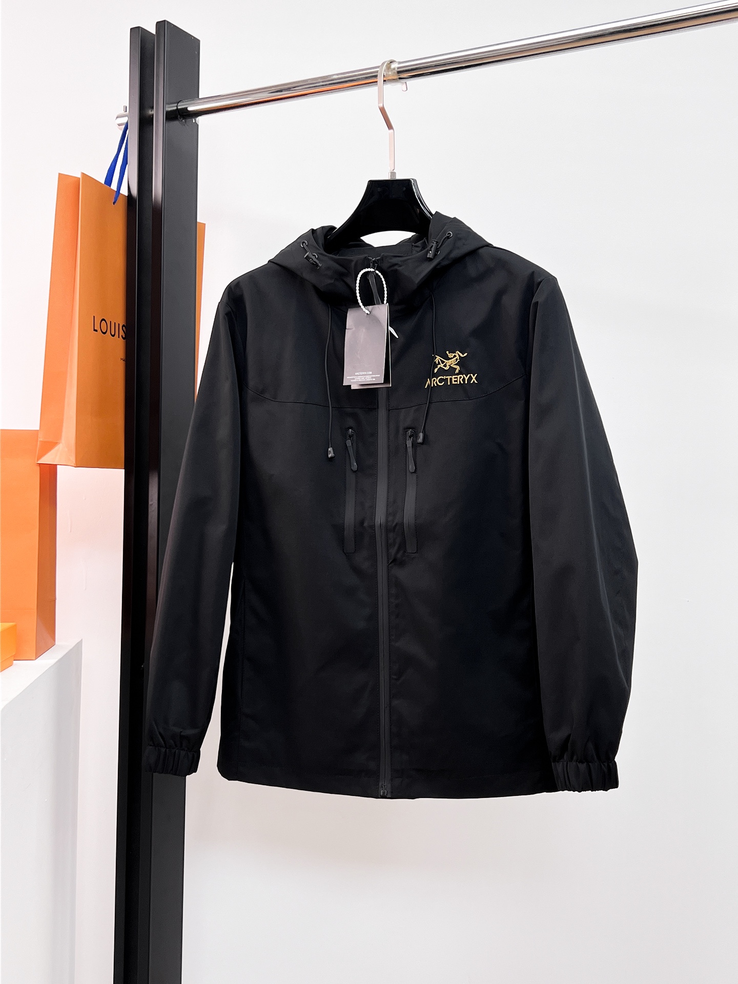 NO:526136,Archaeopteryx 2025 autumn new jacket, the new product on the show is perfect, comfortable and warm when worn on both sides, three-standard full color and attractive, and the very outstanding design easily advances the sense of fashion, the workmanship is extremely exquisite and rigorous, and the wiring is neat and meticulous!  A masterpiece of a big-name designer!  The upper body doesn't look bloated and super handsome!  Spot code M ~ XXXL,arc'teryx,jackets & coats,jackets & coats,alexander wang19860909始祖鸟 2025秋季新款夹克外套,秀场新品品相非常完美,双面穿舒适保暖,三标齐全色泽饱满诱人,非常出彩的设计,轻松将时髦感进阶,做工极为考究严谨,走线工整细致！大牌设计师巨作！上身不显臃肿、超级帅气！现货码数M ～ XXXL,arc'teryx,jackets & coats,jackets & coats,alexander wang,Men's clothing