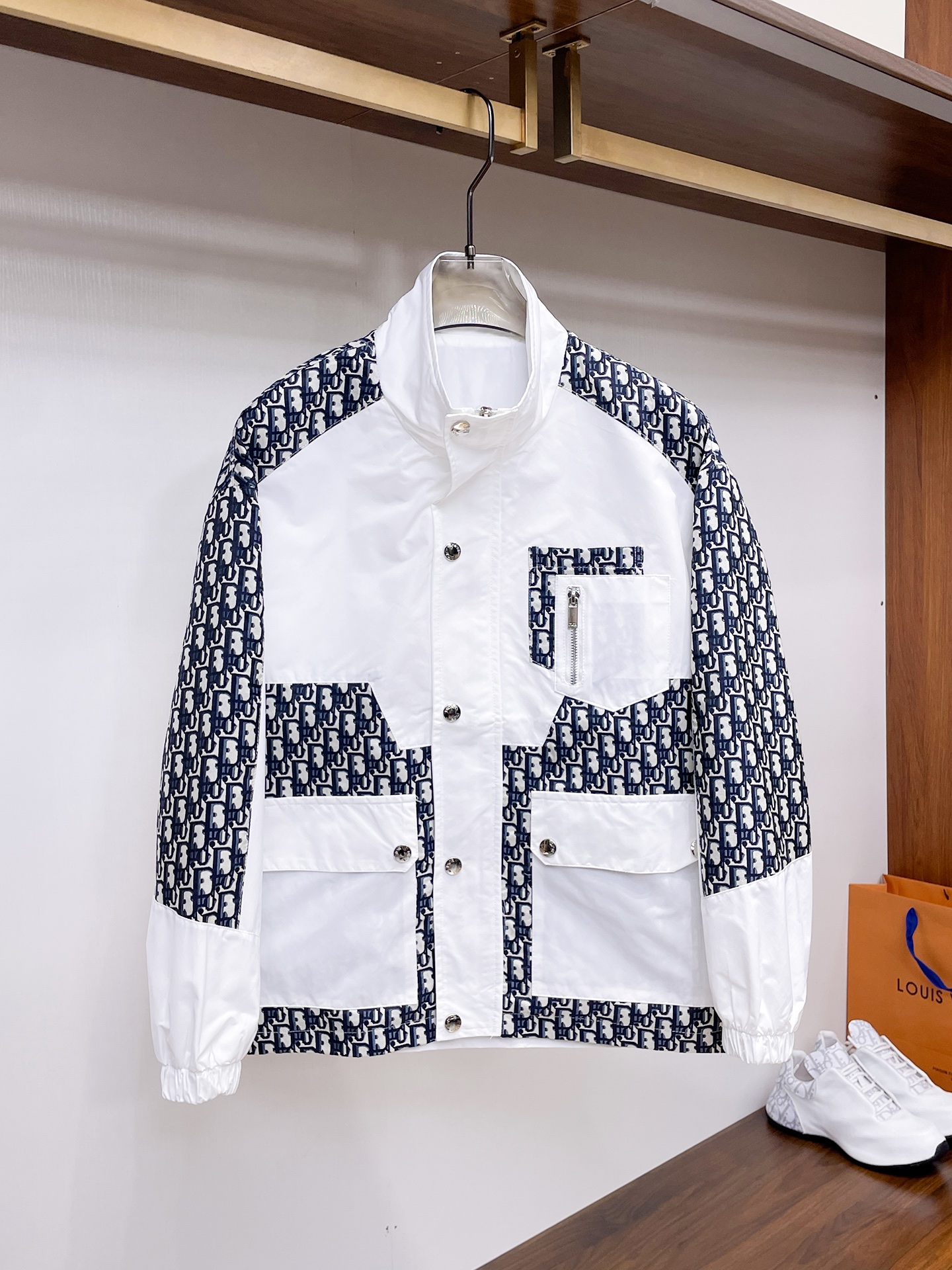 NO:612101,Dior's 2025 new autumn jacket, the new product on the show is in perfect condition, comfortable and warm to wear on both sides, complete with three labels, full and attractive colors, very outstanding design, easily upgrades the fashion sense, extremely elegant and rigorous workmanship, neat and meticulous wiring!  A masterpiece from a famous designer!  The upper body does not look bloated and is super handsome!  Available sizes M ~ XXXL,,dior,jackets & coats,jackets & coats,alexander wang19860909迪奥 2025秋季新款夹克外套,秀场新品品相非常完美,双面穿舒适保暖,三标齐全色泽饱满诱人,非常出彩的设计,轻松将时髦感进阶,做工极为考究严谨,走线工整细致！大牌设计师巨作！上身不显臃肿、超级帅气！现货码数M ～ XXXL,,dior,jackets & coats,jackets & coats,alexander wang,Men's clothing