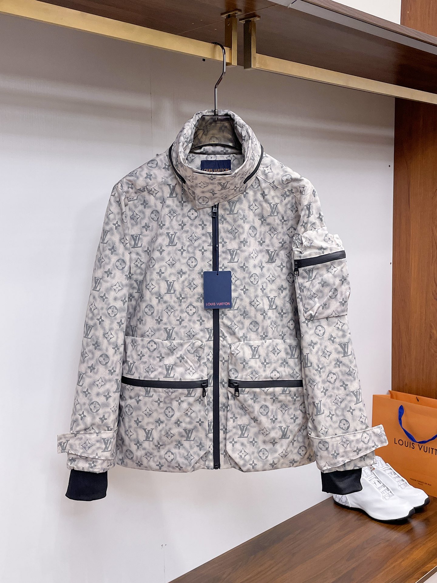 NO:612109,LV 2025 new autumn jacket, the new product on the show is in perfect condition, comfortable and warm to wear on both sides, complete with three labels, full and attractive color, very outstanding design, easily upgrades the fashion sense, extremely elegant and rigorous workmanship, neat and meticulous wiring!  A masterpiece from a famous designer!  The upper body does not look bloated and is super handsome!  Available sizes M ~ XXXL,,louis vuitton,jackets & coats,jackets & coats,alexander wang19860909Lv 2025秋季新款夹克外套,秀场新品品相非常完美,双面穿舒适保暖,三标齐全色泽饱满诱人,非常出彩的设计,轻松将时髦感进阶,做工极为考究严谨,走线工整细致！大牌设计师巨作！上身不显臃肿、超级帅气！现货码数M ～ XXXL,,louis vuitton,jackets & coats,jackets & coats,alexander wang,Men's clothing