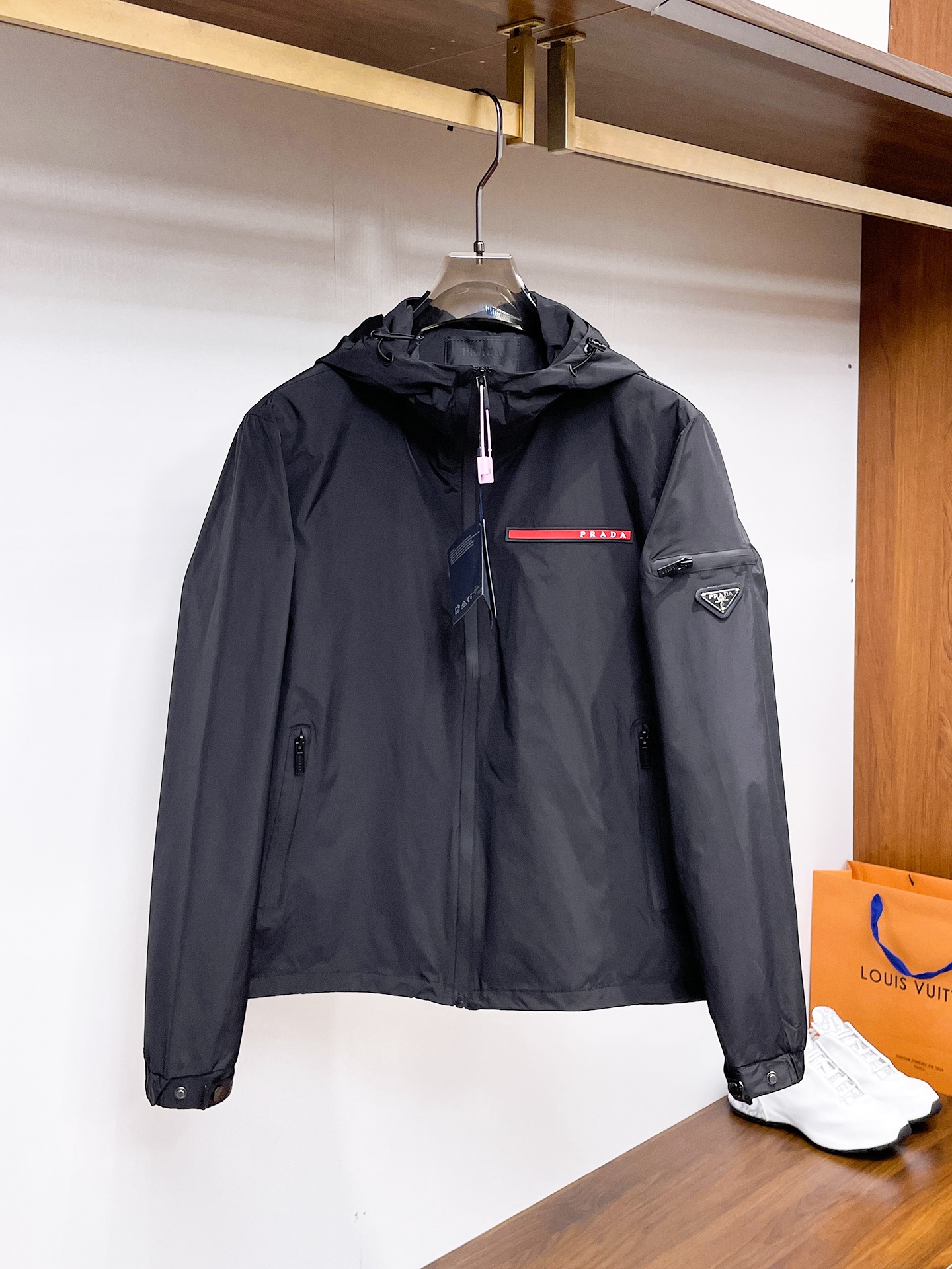 NO:612105,Prada's 2025 new autumn jacket, the new product on the show is in perfect condition, comfortable and warm to wear on both sides, complete with three labels, full and attractive color, very outstanding design, easily enhances the fashion sense, extremely elegant and rigorous workmanship, neat and meticulous wiring!  A masterpiece from a famous designer!  The upper body does not look bloated and is super handsome!  Available sizes M ~ XXXL,,prada,jackets & coats,jackets & coats,alexander wang19860909普拉达 2025秋季新款夹克外套,秀场新品品相非常完美,双面穿舒适保暖,三标齐全色泽饱满诱人,非常出彩的设计,轻松将时髦感进阶,做工极为考究严谨,走线工整细致！大牌设计师巨作！上身不显臃肿、超级帅气！现货码数M ～ XXXL,,prada,jackets & coats,jackets & coats,alexander wang,Men's clothing