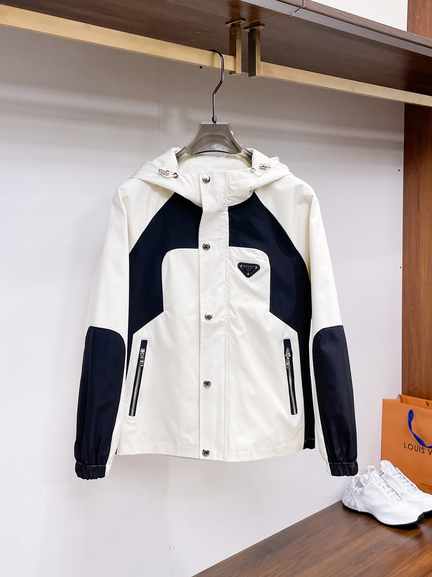 NO:612074,Prada's 2025 new autumn jacket, the new product on the show is in perfect condition, comfortable and warm to wear on both sides, complete with three labels, full and attractive color, very outstanding design, easily enhances the fashion sense, extremely elegant and rigorous workmanship, neat and meticulous wiring!  A masterpiece from a famous designer!  The upper body does not look bloated and is super handsome!  Available sizes M ~ XXXL,,prada,jackets & coats,jackets & coats,alexander wang19860909普拉达 2025秋季新款夹克外套,秀场新品品相非常完美,双面穿舒适保暖,三标齐全色泽饱满诱人,非常出彩的设计,轻松将时髦感进阶,做工极为考究严谨,走线工整细致！大牌设计师巨作！上身不显臃肿、超级帅气！现货码数M ～ XXXL,,prada,jackets & coats,jackets & coats,alexander wang,Men's clothing