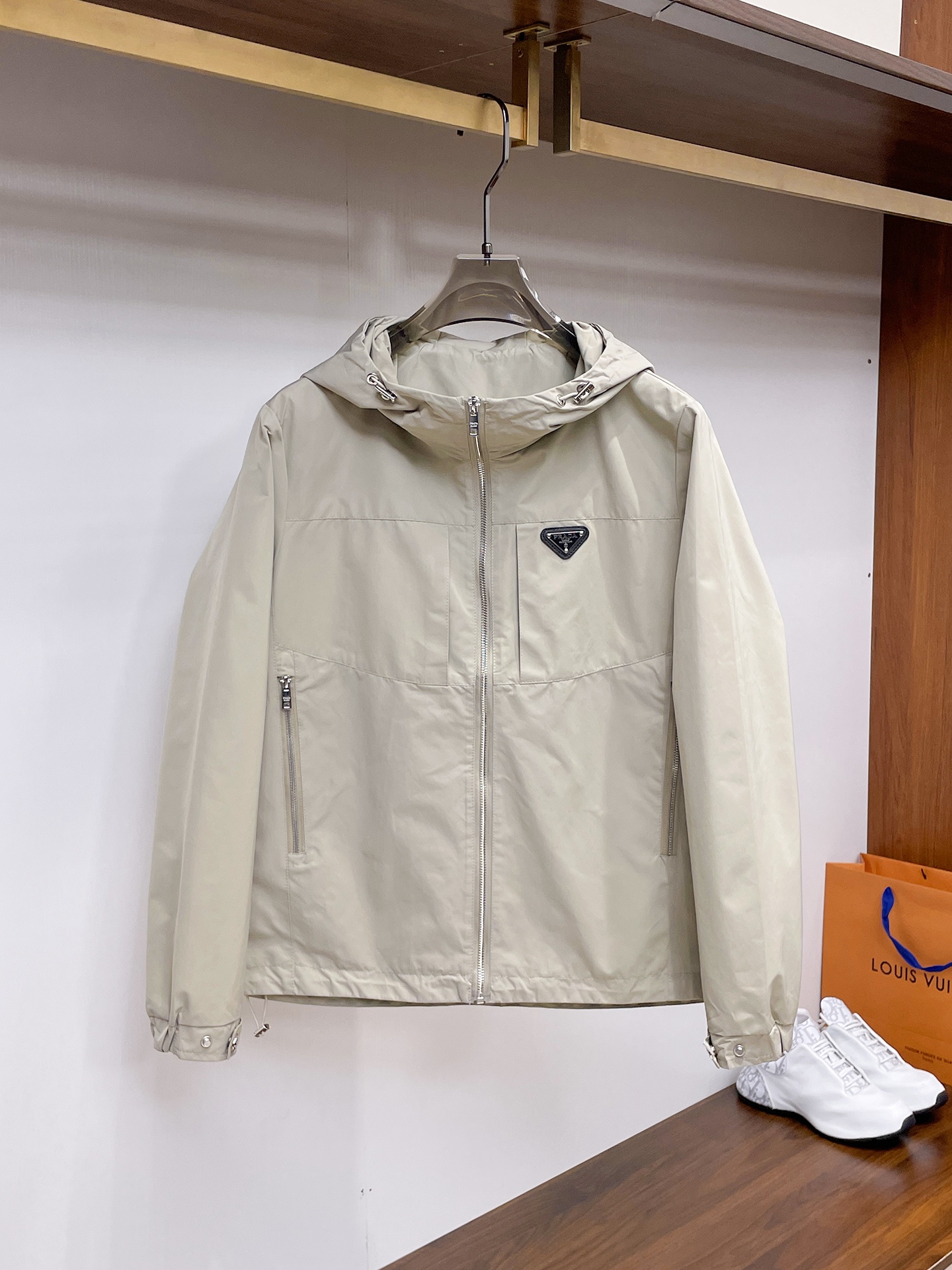 NO:612084,Prada's 2025 new autumn jacket, the new product on the show is in perfect condition, comfortable and warm to wear on both sides, complete with three labels, full and attractive color, very outstanding design, easily enhances the fashion sense, extremely elegant and rigorous workmanship, neat and meticulous wiring!  A masterpiece from a famous designer!  The upper body does not look bloated and is super handsome!  Available sizes M ~ XXXL,,prada,jackets & coats,jackets & coats,alexander wang19860909普拉达 2025秋季新款夹克外套,秀场新品品相非常完美,双面穿舒适保暖,三标齐全色泽饱满诱人,非常出彩的设计,轻松将时髦感进阶,做工极为考究严谨,走线工整细致！大牌设计师巨作！上身不显臃肿、超级帅气！现货码数M ～ XXXL,,prada,jackets & coats,jackets & coats,alexander wang,Men's clothing