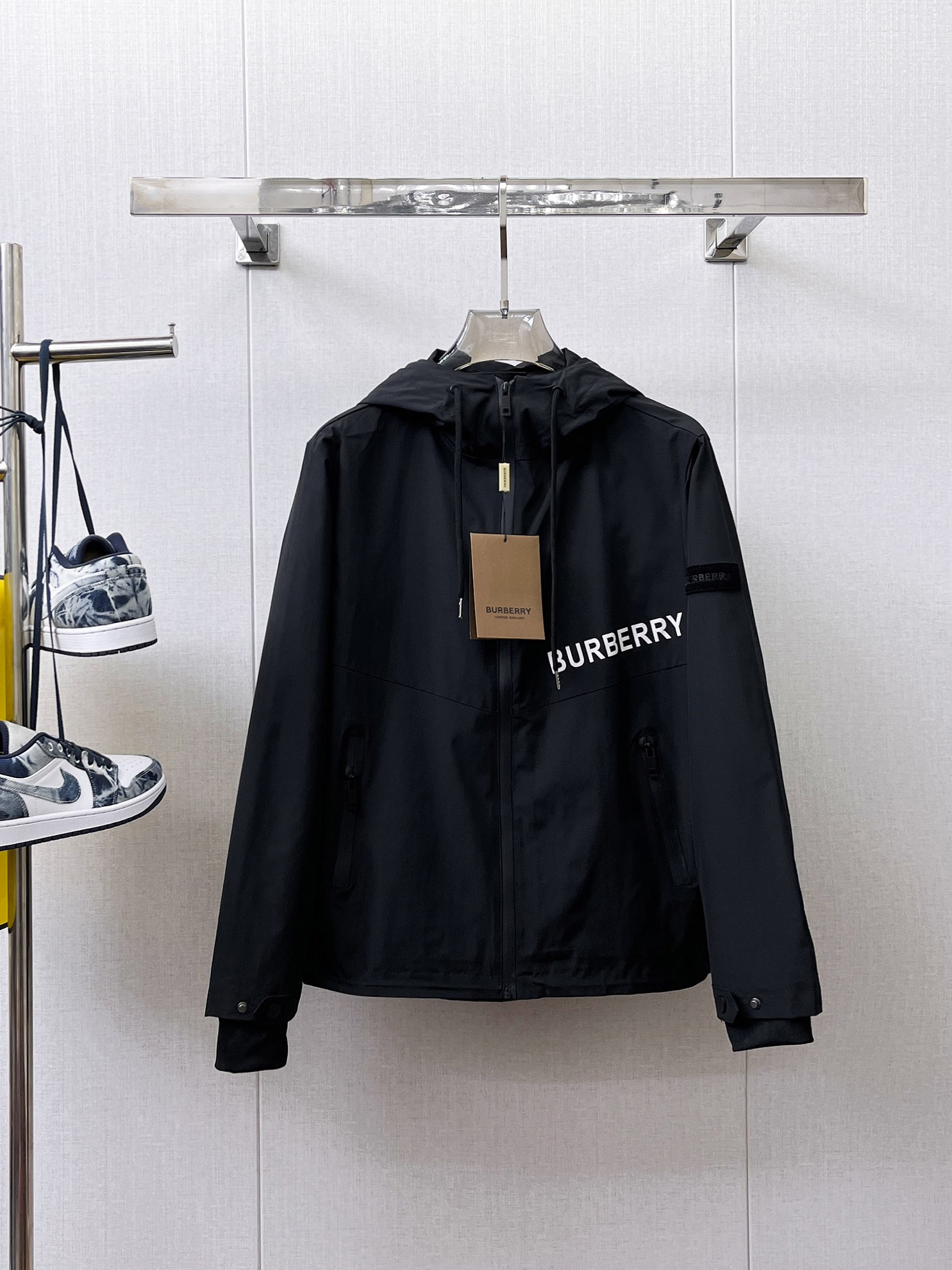 NO:566297,Burberry 2025 new autumn men's jacket, original three-standard high-end version!  Custom-made fabrics at the counter are highly breathable and comfortable, with impeccable details, brand element design concepts, and professional purchase-level reflection of high quality. It feels delicate and soft!  It presents a casual cut and the upper body shape is awesome!  Size M～XXXL,,burberry,jackets & coats,jackets & coats,alexander wang19860909巴宝莉 2025秋季新款男士夹克外套,原单三标齐全高端版本！专柜定制面料 透气舒适度高,细节无可挑剔,品牌元素设计理念,专业代购级体现高品质.手感细腻柔软！呈现休闲裁剪,上身版型超赞！码数M～XXXL,,burberry,jackets & coats,jackets & coats,alexander wang,Men's clothing