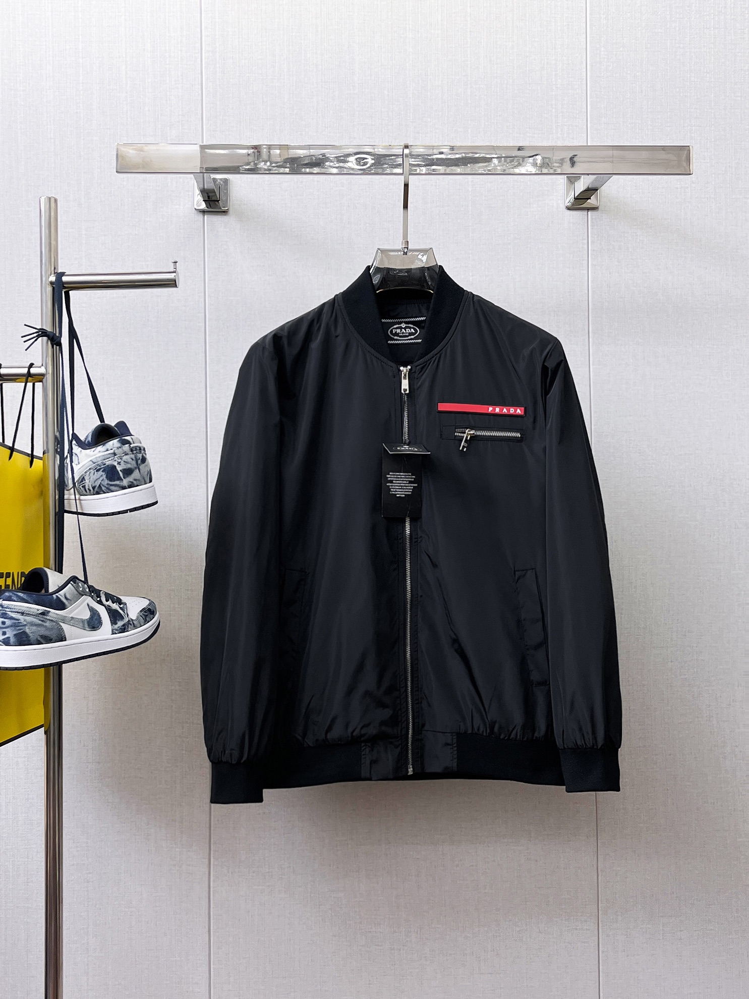 NO:566300,Prada 2025 autumn new men's jacket, original three-standard high-end version!  Custom-made fabrics at the counter are highly breathable and comfortable, with impeccable details, brand element design concepts, and professional purchase-level reflection of high quality. It feels delicate and soft!  It presents a casual cut and the upper body shape is awesome!  Size M～XXXL,,prada,jackets & coats,jackets & coats,alexander wang19860909普拉达 2025秋季新款男士夹克外套,原单三标齐全高端版本！专柜定制面料 透气舒适度高,细节无可挑剔,品牌元素设计理念,专业代购级体现高品质.手感细腻柔软！呈现休闲裁剪,上身版型超赞！码数M～XXXL,,prada,jackets & coats,jackets & coats,alexander wang,Men's clothing