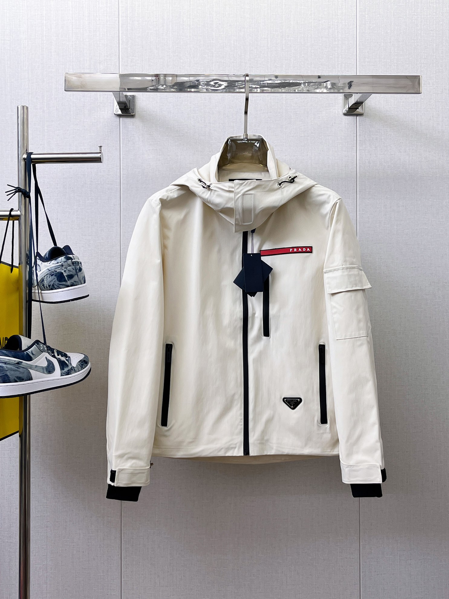 NO:566303,Prada 2025 autumn new men's jacket, original three-standard high-end version!  Custom-made fabrics at the counter are highly breathable and comfortable, with impeccable details, brand element design concepts, and professional purchase-level reflection of high quality. It feels delicate and soft!  It presents a casual cut and the upper body shape is awesome!  Size M～XXXL,,prada,jackets & coats,jackets & coats,alexander wang19860909普拉达 2025秋季新款男士夹克外套,原单三标齐全高端版本！专柜定制面料 透气舒适度高,细节无可挑剔,品牌元素设计理念,专业代购级体现高品质.手感细腻柔软！呈现休闲裁剪,上身版型超赞！码数M～XXXL,,prada,jackets & coats,jackets & coats,alexander wang,Men's clothing