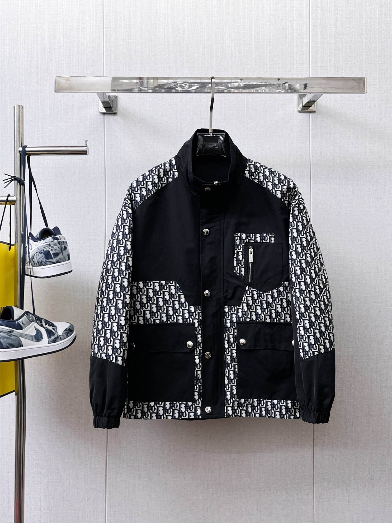 NO:566295,Dior 2025 new autumn men's jacket, original three-standard high-end version!  Custom-made fabrics at the counter are highly breathable and comfortable, with impeccable details, brand element design concepts, and professional purchase-level reflection of high quality. It feels delicate and soft!  It presents a casual cut and the upper body shape is awesome!  Size M～XXXL,,dior,jackets & coats,jackets & coats,alexander wang19860909迪奥 2025秋季新款男士夹克外套,原单三标齐全高端版本！专柜定制面料 透气舒适度高,细节无可挑剔,品牌元素设计理念,专业代购级体现高品质.手感细腻柔软！呈现休闲裁剪,上身版型超赞！码数M～XXXL,,dior,jackets & coats,jackets & coats,alexander wang,Men's clothing