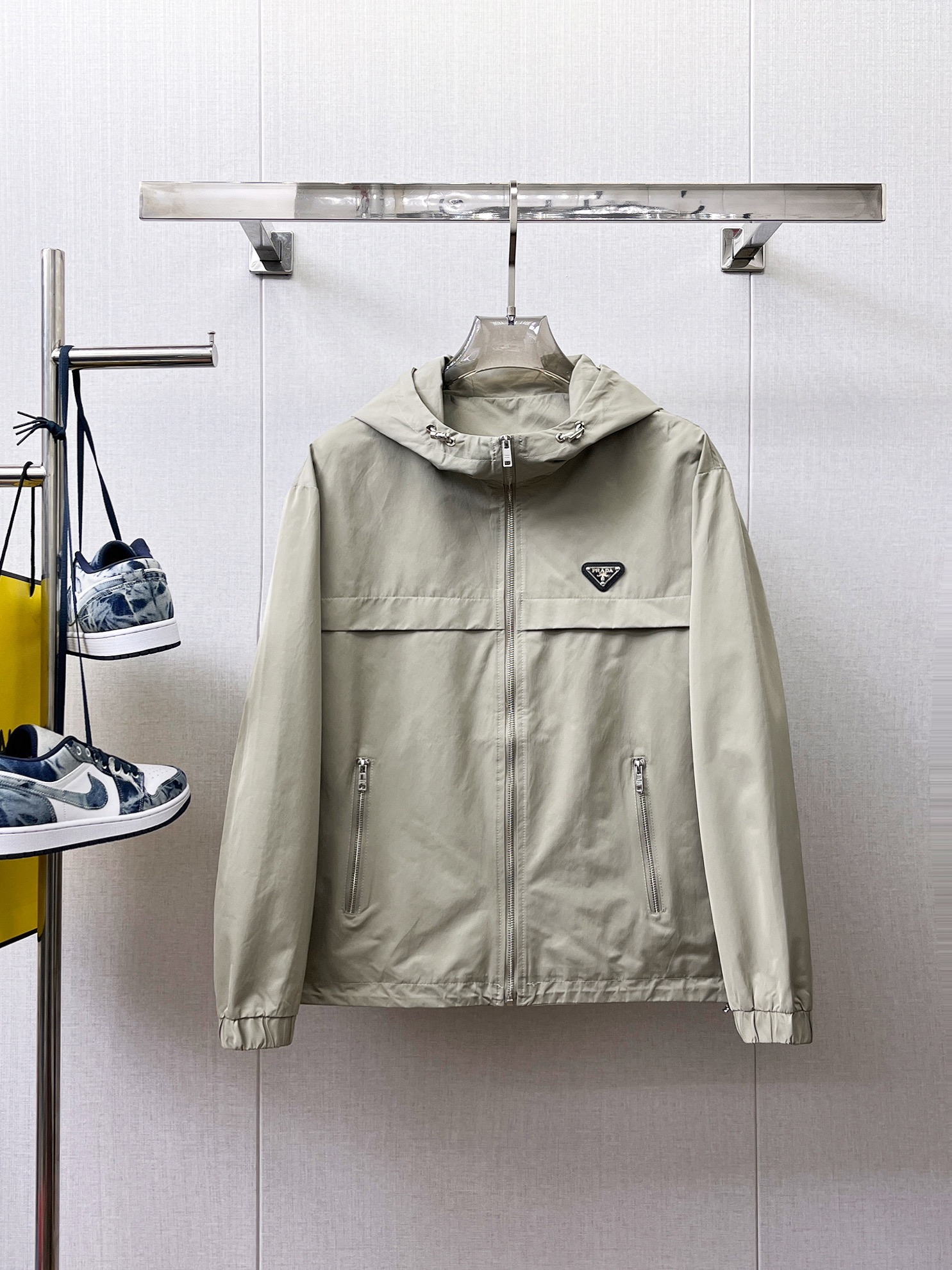 NO:566284,Prada 2025 autumn new men's jacket, original three-standard high-end version!  Custom-made fabrics at the counter are highly breathable and comfortable, with impeccable details, brand element design concepts, and professional purchase-level reflection of high quality. It feels delicate and soft!  It presents a casual cut and the upper body shape is awesome!  Size M～XXXL,,prada,jackets & coats,jackets & coats,alexander wang19860909普拉达 2025秋季新款男士夹克外套,原单三标齐全高端版本！专柜定制面料 透气舒适度高,细节无可挑剔,品牌元素设计理念,专业代购级体现高品质.手感细腻柔软！呈现休闲裁剪,上身版型超赞！码数M～XXXL,,prada,jackets & coats,jackets & coats,alexander wang,Men's clothing