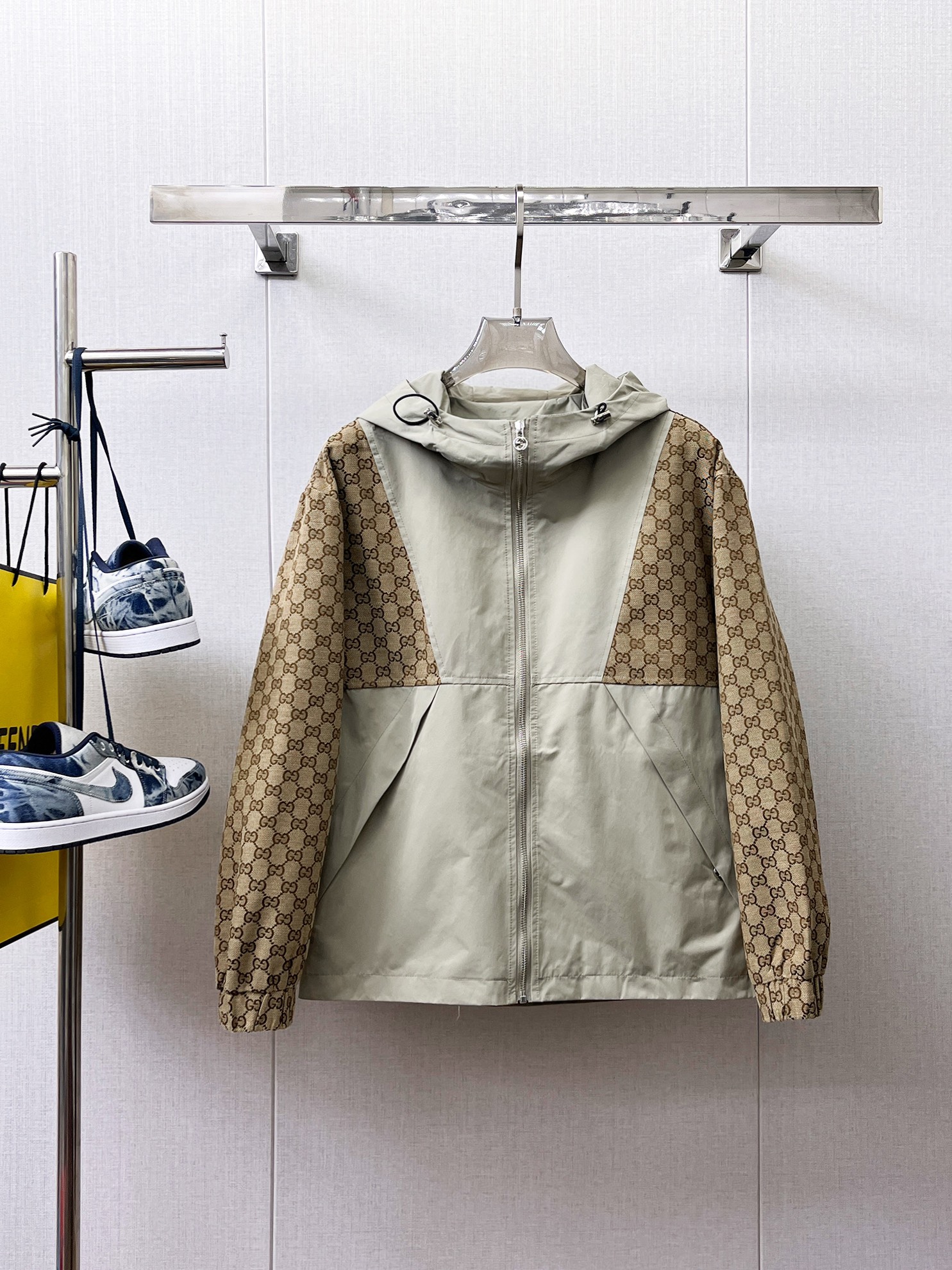 NO:566286,Gucci 2025 new autumn men's jackets, original high-end version with three standards!  Custom-made fabrics at the counter are highly breathable and comfortable, with impeccable details, brand element design concepts, and professional purchase-level reflection of high quality. It feels delicate and soft!  It presents a casual cut and the upper body shape is awesome!  Size M～XXXL,,gucci,jackets & coats,jackets & coats,alexander wang19860909古驰 2025秋季新款男士夹克外套,原单三标齐全高端版本！专柜定制面料 透气舒适度高,细节无可挑剔,品牌元素设计理念,专业代购级体现高品质.手感细腻柔软！呈现休闲裁剪,上身版型超赞！码数M～XXXL,,gucci,jackets & coats,jackets & coats,alexander wang,Men's clothing