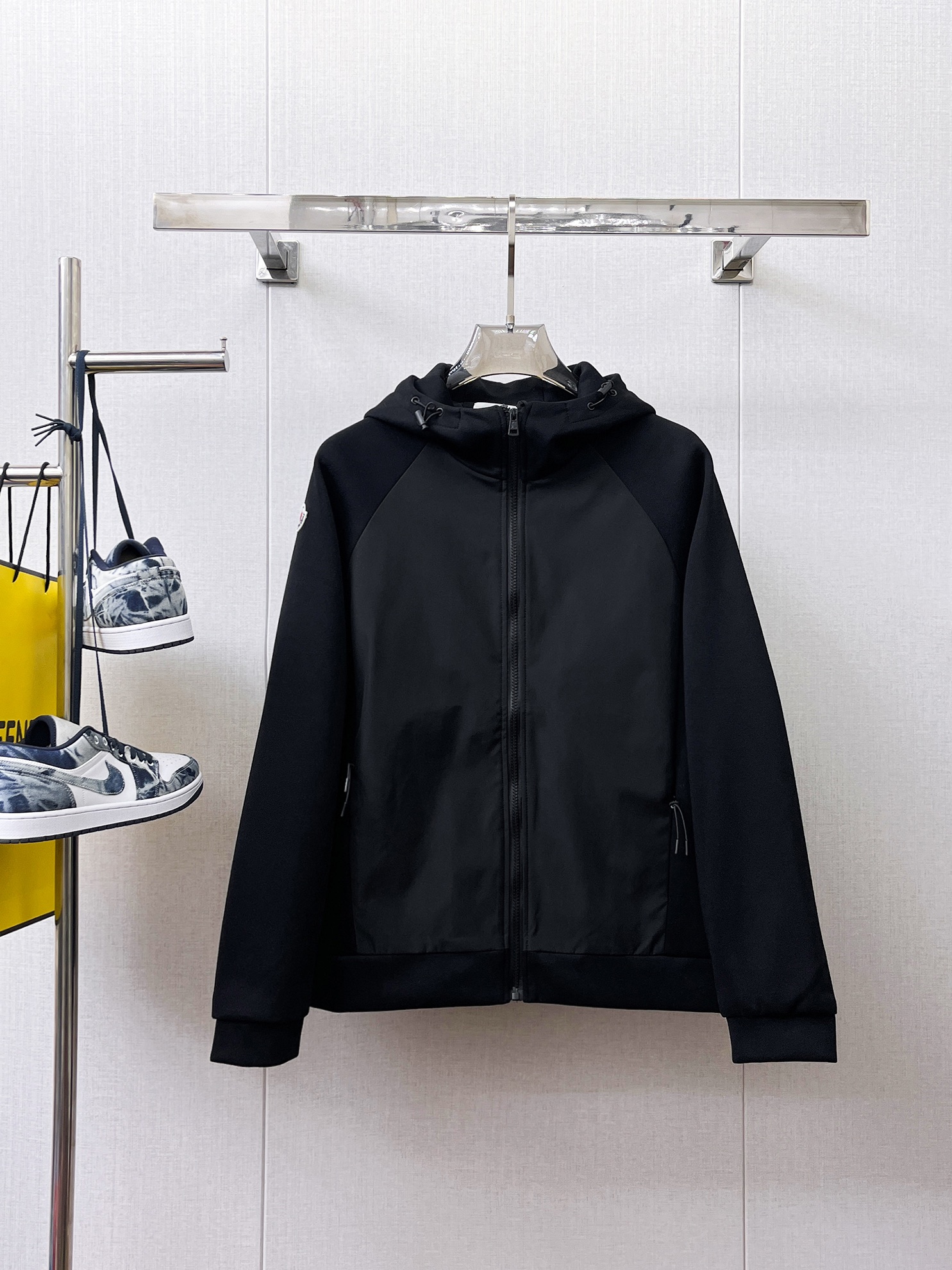 NO:566293,Mengkou 2025 new autumn men's jacket, original three-standard high-end version!  Custom-made fabrics at the counter are highly breathable and comfortable, with impeccable details, brand element design concepts, and professional purchase-level reflection of high quality. It feels delicate and soft!  It presents a casual cut and the upper body shape is awesome!  Size M～XXXL,,Moncler,jackets & coats,jackets & coats,alexander wang19860909蒙口 2025秋季新款男士夹克外套,原单三标齐全高端版本！专柜定制面料 透气舒适度高,细节无可挑剔,品牌元素设计理念,专业代购级体现高品质.手感细腻柔软！呈现休闲裁剪,上身版型超赞！码数M～XXXL,,Moncler,jackets & coats,jackets & coats,alexander wang,Men's clothing