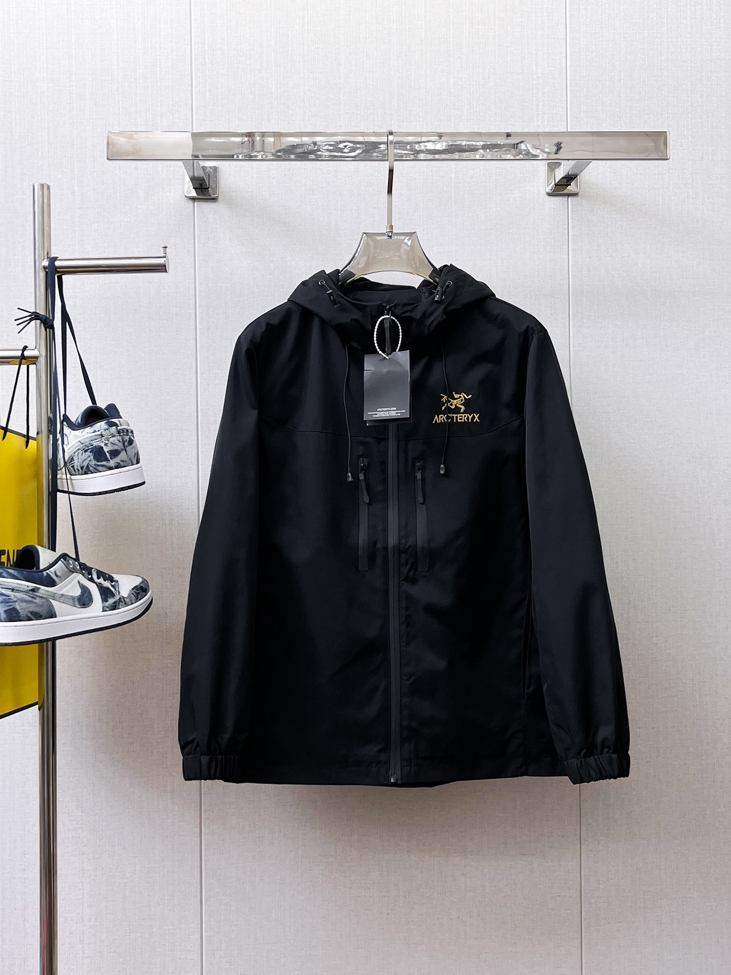 NO:566289,Arc'teryx 2025 new autumn men's jacket, the original three-standard high-end version!  Custom-made fabrics at the counter are highly breathable and comfortable, with impeccable details, brand element design concepts, and professional purchase-level reflection of high quality. It feels delicate and soft!  It presents a casual cut and the upper body shape is awesome!  Size M～XXXL,arc'teryx,jackets & coats,jackets & coats,alexander wang19860909始祖鸟 2025秋季新款男士夹克外套,原单三标齐全高端版本！专柜定制面料 透气舒适度高,细节无可挑剔,品牌元素设计理念,专业代购级体现高品质.手感细腻柔软！呈现休闲裁剪,上身版型超赞！码数M～XXXL,arc'teryx,jackets & coats,jackets & coats,alexander wang,Men's clothing