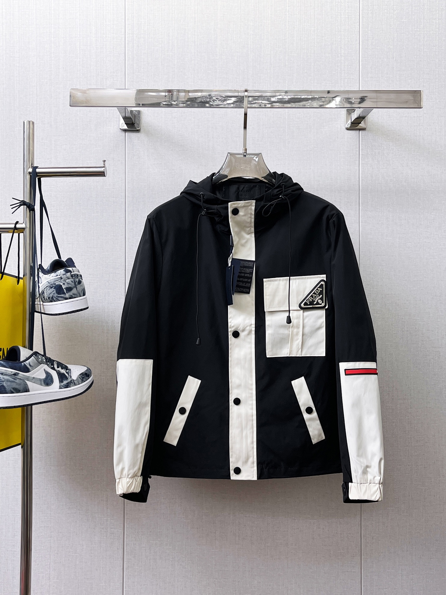 NO:566288,Prada 2025 autumn new men's jacket, original three-standard high-end version!  Custom-made fabrics at the counter are highly breathable and comfortable, with impeccable details, brand element design concepts, and professional purchase-level reflection of high quality. It feels delicate and soft!  It presents a casual cut and the upper body shape is awesome!  Size M～XXXL,,prada,jackets & coats,jackets & coats,alexander wang19860909普拉达 2025秋季新款男士夹克外套,原单三标齐全高端版本！专柜定制面料 透气舒适度高,细节无可挑剔,品牌元素设计理念,专业代购级体现高品质.手感细腻柔软！呈现休闲裁剪,上身版型超赞！码数M～XXXL,,prada,jackets & coats,jackets & coats,alexander wang,Men's clothing