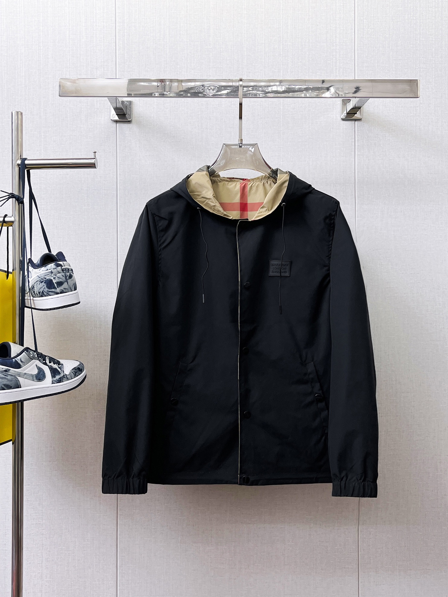 NO:566290,Burberry 2025 new autumn men's jacket, original three-standard high-end version!  Custom-made fabrics at the counter are highly breathable and comfortable, with impeccable details, brand element design concepts, and professional purchase-level reflection of high quality. It feels delicate and soft!  It presents a casual cut and the upper body shape is awesome!  Size M～XXXL,,burberry,jackets & coats,jackets & coats,alexander wang19860909巴宝莉 2025秋季新款男士夹克外套,原单三标齐全高端版本！专柜定制面料 透气舒适度高,细节无可挑剔,品牌元素设计理念,专业代购级体现高品质.手感细腻柔软！呈现休闲裁剪,上身版型超赞！码数M～XXXL,,burberry,jackets & coats,jackets & coats,alexander wang,Men's clothing