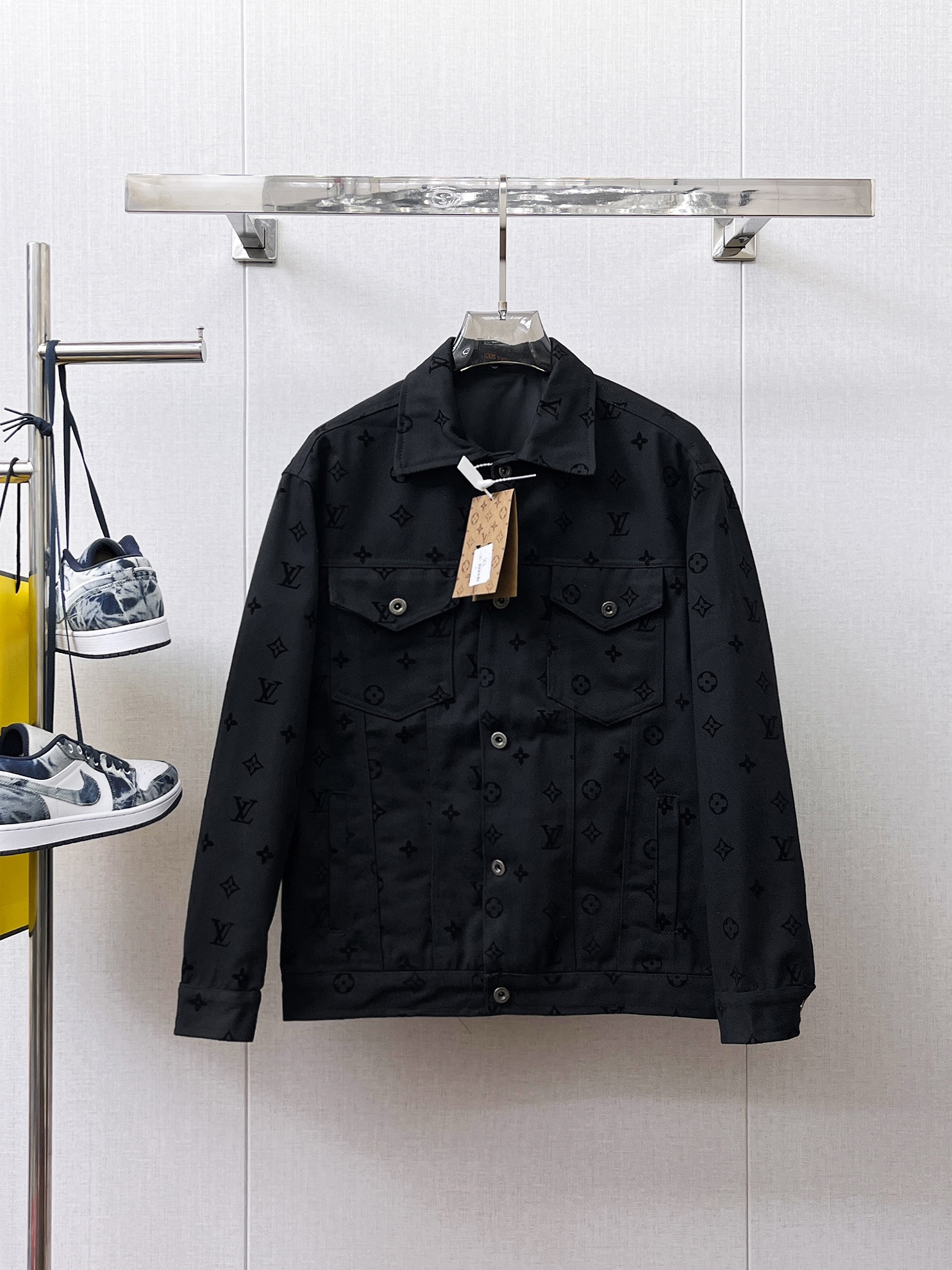 NO:566292,LV 2025 autumn new men's jacket, original three-standard complete high-end version!  Custom-made fabrics at the counter are highly breathable and comfortable, with impeccable details, brand element design concepts, and professional purchase-level reflection of high quality. It feels delicate and soft!  It presents a casual cut and the upper body shape is awesome!  Size M～XXXL,,louis vuitton,jackets & coats,jackets & coats,alexander wang19860909Lv 2025秋季新款男士夹克外套,原单三标齐全高端版本！专柜定制面料 透气舒适度高,细节无可挑剔,品牌元素设计理念,专业代购级体现高品质.手感细腻柔软！呈现休闲裁剪,上身版型超赞！码数M～XXXL,,louis vuitton,jackets & coats,jackets & coats,alexander wang,Men's clothing