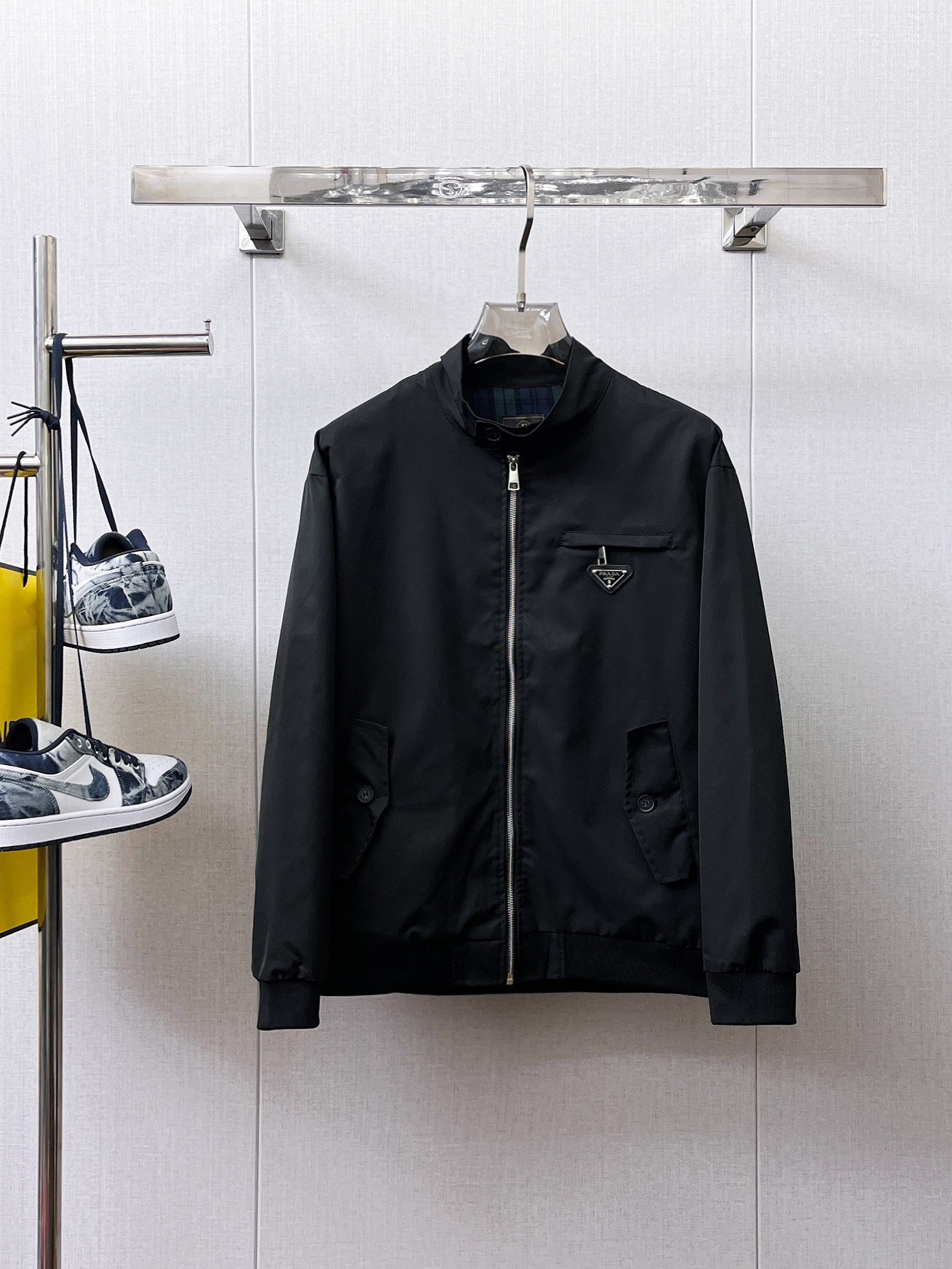 NO:566294,Prada 2025 autumn new men's jacket, original three-standard high-end version!  Custom-made fabrics at the counter are highly breathable and comfortable, with impeccable details, brand element design concepts, and professional purchase-level reflection of high quality. It feels delicate and soft!  It presents a casual cut and the upper body shape is awesome!  Size M～XXXL,,prada,jackets & coats,jackets & coats,alexander wang19860909普拉达 2025秋季新款男士夹克外套,原单三标齐全高端版本！专柜定制面料 透气舒适度高,细节无可挑剔,品牌元素设计理念,专业代购级体现高品质.手感细腻柔软！呈现休闲裁剪,上身版型超赞！码数M～XXXL,,prada,jackets & coats,jackets & coats,alexander wang,Men's clothing