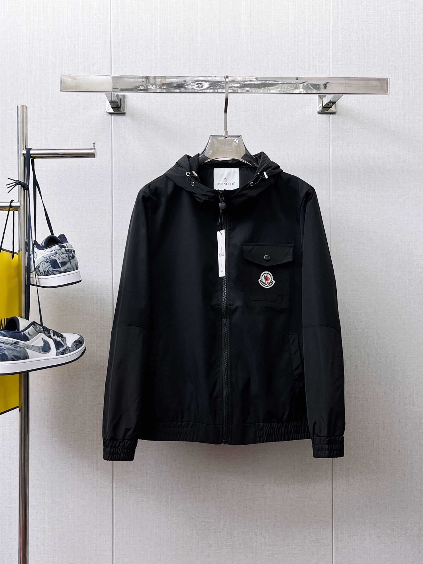 NO:566296,Mengkou 2025 new autumn men's jacket, original three-standard high-end version!  Custom-made fabrics at the counter are highly breathable and comfortable, with impeccable details, brand element design concepts, and professional purchase-level reflection of high quality. It feels delicate and soft!  It presents a casual cut and the upper body shape is awesome!  Size M～XXXL,,Moncler,jackets & coats,jackets & coats,alexander wang19860909蒙口 2025秋季新款男士夹克外套,原单三标齐全高端版本！专柜定制面料 透气舒适度高,细节无可挑剔,品牌元素设计理念,专业代购级体现高品质.手感细腻柔软！呈现休闲裁剪,上身版型超赞！码数M～XXXL,,Moncler,jackets & coats,jackets & coats,alexander wang,Men's clothing