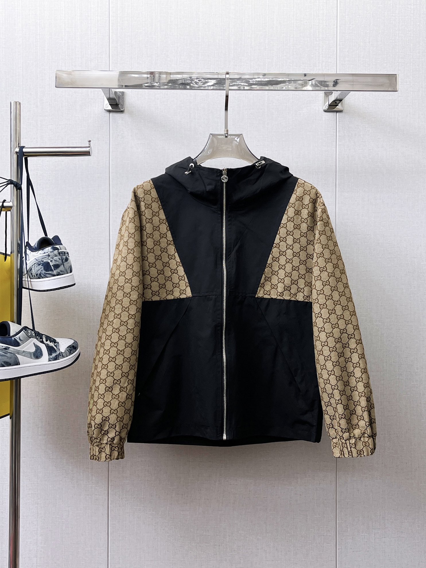 NO:566283,Gucci 2025 new autumn men's jackets, original high-end version with three standards!  Custom-made fabrics at the counter are highly breathable and comfortable, with impeccable details, brand element design concepts, and professional purchase-level reflection of high quality. It feels delicate and soft!  It presents a casual cut and the upper body shape is awesome!  Size M～XXXL,,gucci,jackets & coats,jackets & coats,alexander wang19860909古驰 2025秋季新款男士夹克外套,原单三标齐全高端版本！专柜定制面料 透气舒适度高,细节无可挑剔,品牌元素设计理念,专业代购级体现高品质.手感细腻柔软！呈现休闲裁剪,上身版型超赞！码数M～XXXL,,gucci,jackets & coats,jackets & coats,alexander wang,Men's clothing