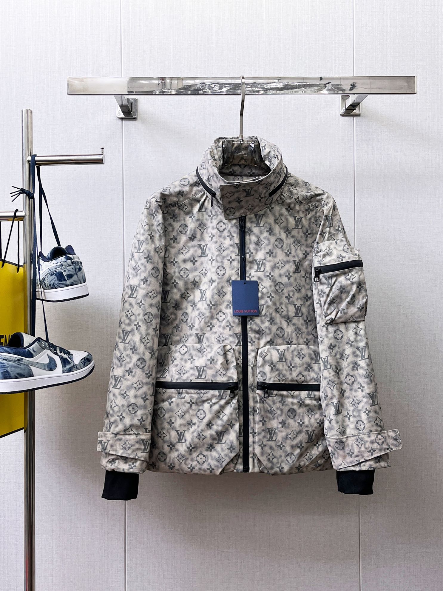 NO:566287,LV 2025 autumn new men's jacket, original three-standard complete high-end version!  Custom-made fabrics at the counter are highly breathable and comfortable, with impeccable details, brand element design concepts, and professional purchase-level reflection of high quality. It feels delicate and soft!  It presents a casual cut and the upper body shape is awesome!  Size M～XXXL,,louis vuitton,jackets & coats,jackets & coats,alexander wang19860909Lv 2025秋季新款男士夹克外套,原单三标齐全高端版本！专柜定制面料 透气舒适度高,细节无可挑剔,品牌元素设计理念,专业代购级体现高品质.手感细腻柔软！呈现休闲裁剪,上身版型超赞！码数M～XXXL,,louis vuitton,jackets & coats,jackets & coats,alexander wang,Men's clothing