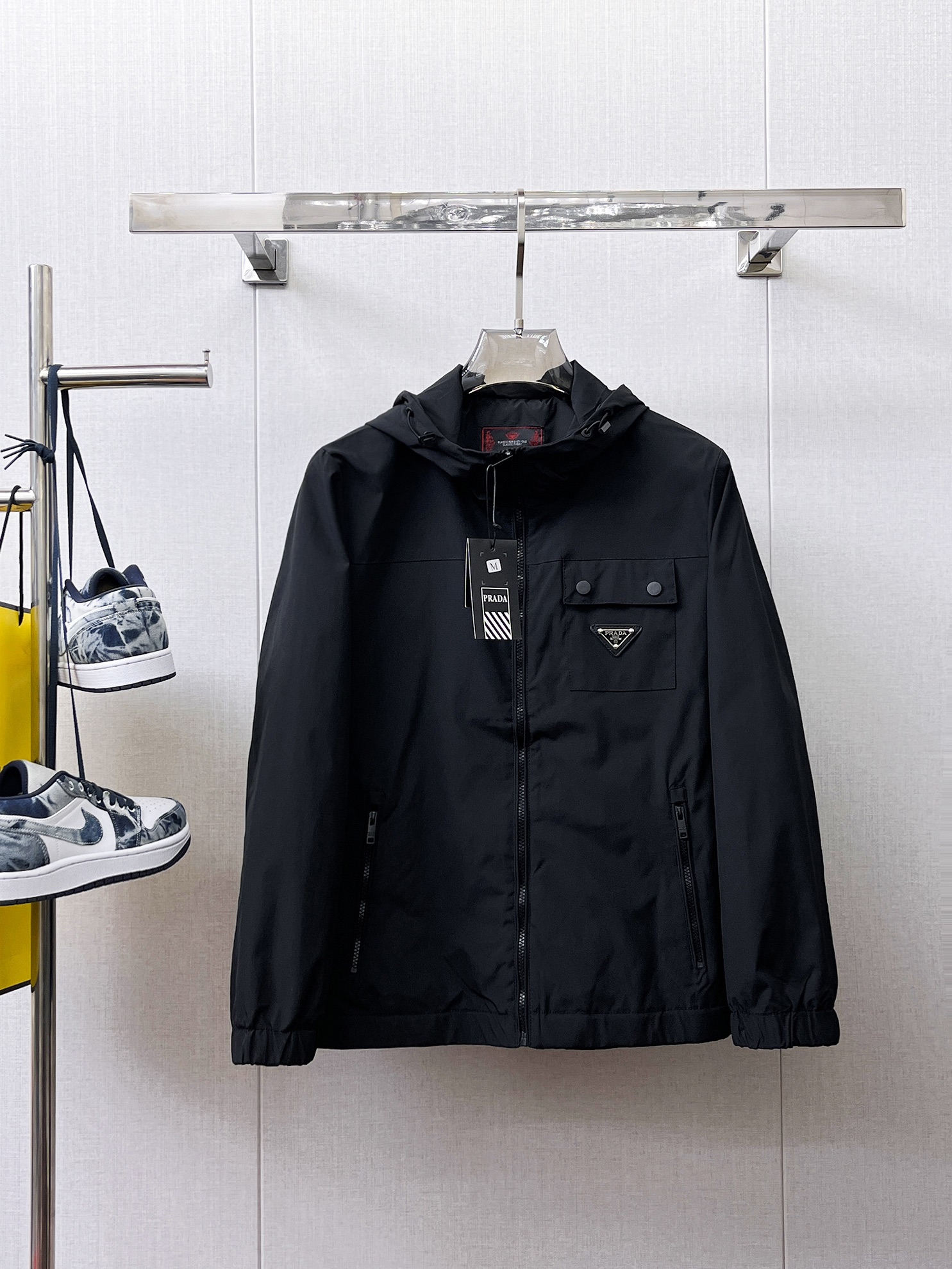 NO:566299,Prada 2025 autumn new men's jacket, original three-standard high-end version!  Custom-made fabrics at the counter are highly breathable and comfortable, with impeccable details, brand element design concepts, and professional purchase-level reflection of high quality. It feels delicate and soft!  It presents a casual cut and the upper body shape is awesome!  Size M～XXXL,,prada,jackets & coats,jackets & coats,alexander wang19860909普拉达 2025秋季新款男士夹克外套,原单三标齐全高端版本！专柜定制面料 透气舒适度高,细节无可挑剔,品牌元素设计理念,专业代购级体现高品质.手感细腻柔软！呈现休闲裁剪,上身版型超赞！码数M～XXXL,,prada,jackets & coats,jackets & coats,alexander wang,Men's clothing