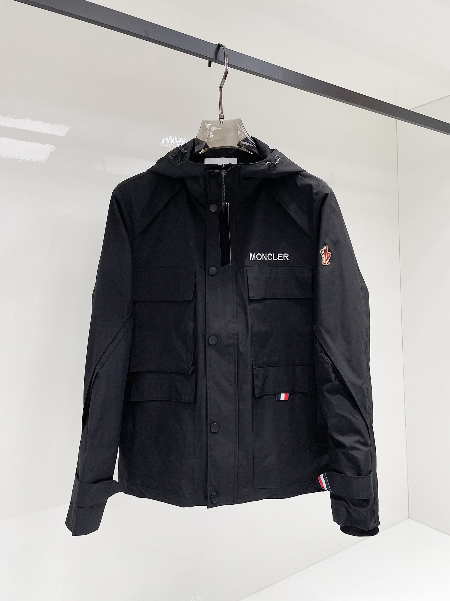 NO:525033,The new men's jacket for 2025 autumn, the original single three-standard full high-end version!  Customized fabrics for counters are breathable and comfortable, with impeccable details, brand elements design concept, professional purchasing level reflects high quality. The feel is delicate and soft!  It is casually cut, with a great upper body style!  Code number M~XXXL, Moncler, jackets & coats, jackets & coats, alexander wang19860909蒙口 2025秋季新款男士夹克外套,原单三标齐全高端版本！专柜定制面料 透气舒适度高,细节无可挑剔,品牌元素设计理念,专业代购级体现高品质.手感细腻柔软！呈现休闲裁剪,上身版型超赞！码数M～XXXL,,Moncler,jackets & coats,jackets & coats,alexander wang,Men's clothing